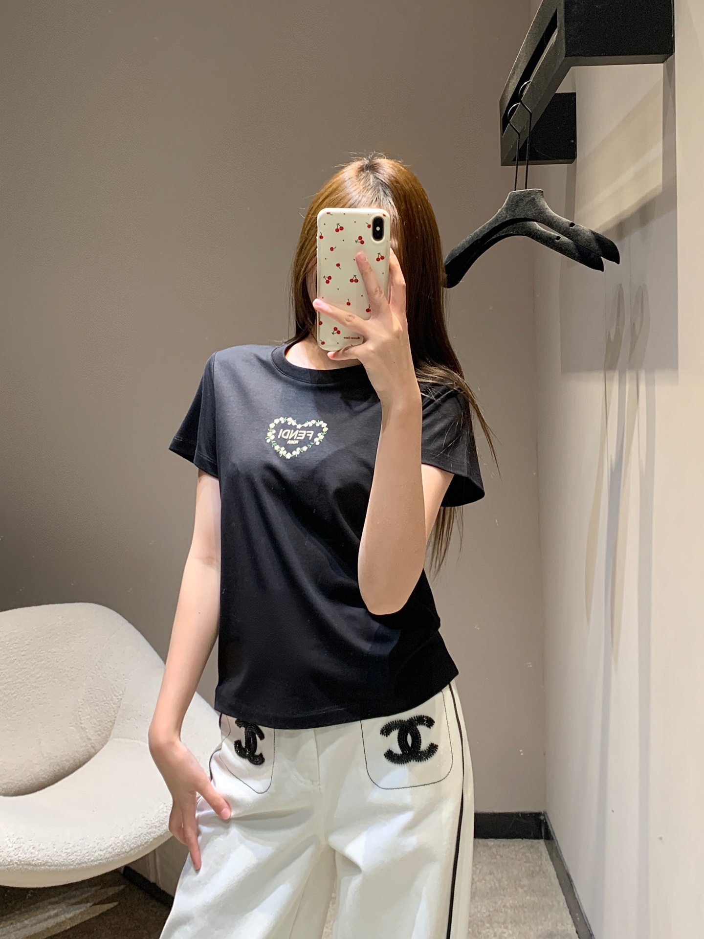 NO:733650,Fen*i 26Ss early spring new style love flower embroidered round neck short-sleeved T-shirt丨Exclusive high-end version!  Made of high-count cotton fabric to create a soft and skin-friendly wearing experience, the heart outline on the chest is embellished with delicate flower embroidery, and the letter logo is hidden among the flower clusters, injecting romantic details into the minimalist silhouette. The loose round neck version adapts to various body shapes and can be worn alone to create a casual daily style. It can also be layered with shirts or sweaters to adapt to the temperature difference in early spring. It is a versatile and atmospheric item in the wardrobe. Ready for sale S/M/L,, fendi, shirts, T-shirt, tees, t-shirt,19860909Fen*i 26Ss早春新款 爱心花朵刺绣圆领短袖T恤丨独家高版出品！以高支棉感面料打造柔软亲肤的穿着体验,胸口爱心轮廓内点缀精致花朵刺绣,字母标识藏于花簇之间,在极简廓形中注入浪漫细节.宽松圆领版型适配各种身形,可单穿打造随性日常风,也可叠穿衬衫或针织衫适配早春温差,是衣橱里的百搭氛围感单品.现货发售S/M/L,,fendi,shirts,T-shirt,tees，t-shirt,,Women's clothing