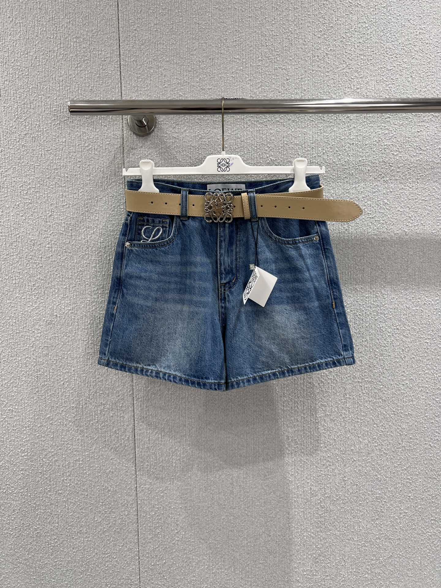 NO:734684,lSupports exchange Loew* 26Ss early spring new style denim shorts with embroidered rhinestones on the back pocket丨Exclusive high-end version!  Selected heavy-weight denim fabric, stiff and not easily deformed, high-waisted cut with A-line silhouette, which can naturally gather the waist and abdomen, modify the shape of the legs. The iconic Anagram pattern on the back waist bag uses embroidery + hot-drilling process to add exquisite sparkling diamond details to the texture of retro denim.  , low-key but with a sense of luxury. Paired with the same series of belts, it looks more neat. Whether it is paired with a short top to create a hot girl style, or a loose T-shirt to create a relaxed feeling, it is an indispensable and versatile item in the early spring wardrobe. Ready-made S/M/L real shot details,,loro  piana,loewe,shorts,tees,t-shirt,19860909l支持换款 Loew* 26Ss早春新款 后袋刺绣烫钻牛仔短裤丨独家高版出品！精选重磅牛仔面料,挺括不易变形,高腰剪裁搭配A字廓形,能够自然收拢腰腹、修饰腿型,后腰袋的标志性Anagram图案,采用刺绣+烫钻工艺,在复古牛仔的肌理上增添精致闪钻细节,低调中透着奢华感.搭配同系列腰带更显利落,无论是配短款上衣打造辣妹风,还是搭宽松T恤营造松弛感,都是早春衣橱里不可缺少的百搭单品.现货发售S/M/L实拍细节图,,loro piana,loewe,shorts,tees，t-shirt,,Women's clothing