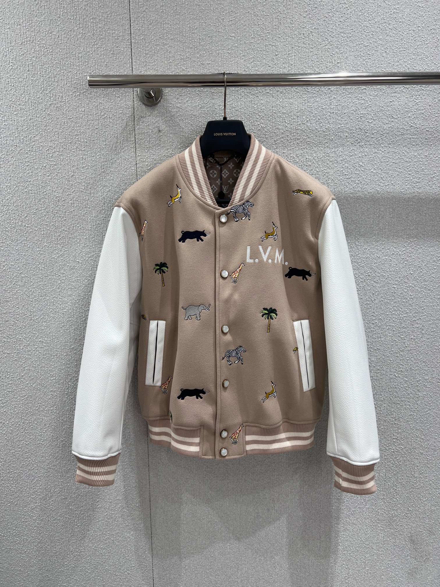 NO:734177,Support exchange Louis Vuit*on 26Ss early spring new style patchwork embroidered baseball jacket丨Exclusive high-end version!  Based on the iconic retro baseball uniform, the camel wool blended body is spliced with off-white grained leather in contrasting colors, and the neat lines outline a relaxed silhouette. The body is fully printed with embroidery of African animals such as giraffes, zebras, and elephants, and is paired with palm tree patterns and letter logos on the chest, making it a perfect travel companion.  The spirit and childlike aesthetics are cleverly combined. The striped webbing details on the ribbed collar, cuffs and hem continue the classic sports genes and are suitable for daily commuting and holiday outings. It is a high-quality item that breaks the style boundaries. Ready-made S/M/L real shot details, Louis  vuitton,jackets & coats,19860909支持换款 Louis Vuit*on 26Ss早春新款 拼接刺绣棒球服外套丨独家高版出品！以标志性复古棒球服版型为基底,驼色羊毛混纺衣身与米白粒面皮革拼接撞色,利落线条勾勒松弛廓形.衣身满印长颈鹿、斑马、大象等非洲动物刺绣,搭配棕榈树图案与胸前字母标识,将旅行精神与童趣美学巧妙融合.罗纹领口、袖口与下摆的条纹织带细节,延续经典运动基因,适配日常通勤与假日出游,是打破风格边界的高质感单品.现货发售S/M/L实拍细节图,,louis vuitton,jackets & coats,,Women's clothing