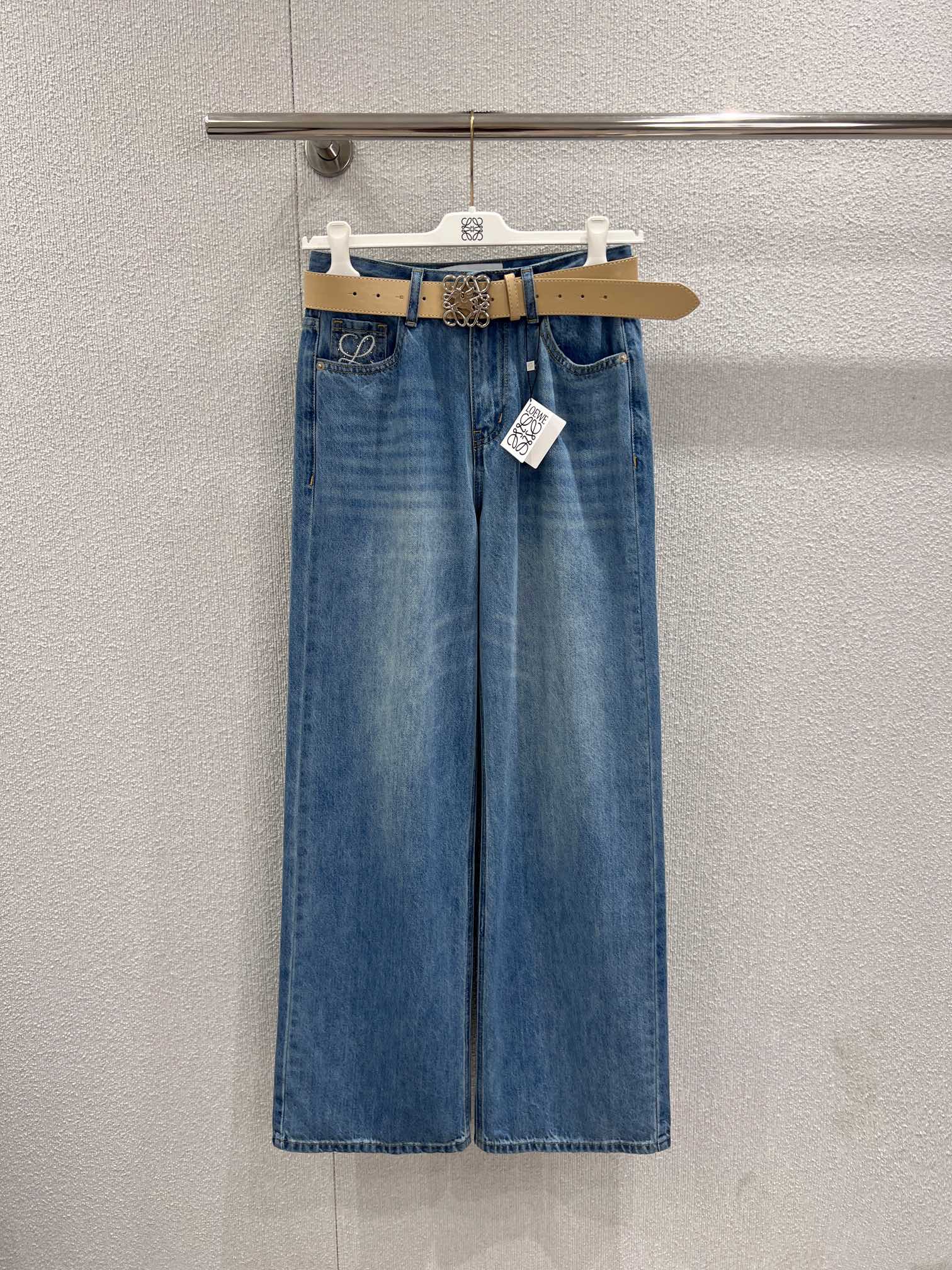 NO:734688,Supports exchange. Loew* 26Ss early spring new style denim trousers with embroidered rhinestones on the back pocket | Exclusive high-end version!  It is made of soft and crisp denim fabric, with good drape and a relaxed atmosphere when walking. The high-waisted and wide-leg version can naturally modify the waist and hip lines, lengthen the leg proportions vertically, and is friendly to all body types. The Anagram iconic pattern on the back pocket is embroidered and hot-drilled on the denim.  The texture shows exquisite luster, and is low-key and recognisable. It can be paired with a short top to create a hot girl style, or it can be paired with a loose T-shirt to create a casual everyday feel. It is an essential item to create a variety of styles in early spring. Ready-made S/M/L real shot details, loewe, tees, t-shirt,19860909支持换款 Loew* 26Ss早春新款 后袋刺绣烫钻牛仔长裤丨独家高版出品！选用软而挺括的牛仔面料,垂坠感佳,行走间自带松弛氛围感.高腰阔腿版型,能够自然修饰腰臀线条,纵向拉长腿部比例,对各种身材都很友好.后袋处的Anagram标志性图案,采用刺绣+烫钻工艺,在牛仔布的肌理上呈现精致光泽,低调中彰显辨识度.可搭配短款上衣打造辣妹风,也可搭配宽松T恤营造随性日常感,是早春打造多元风格的刚需单品.现货发售S/M/L实拍细节图,,loewe,tees，t-shirt,,Women's clothing