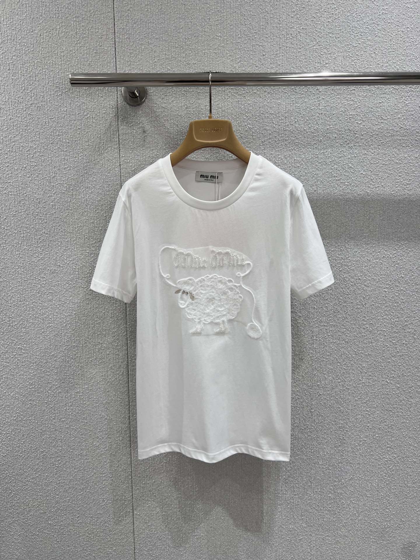 NO:734200,Support exchange Miumi* 26Ss early spring new style Letter Sheep special embroidered short-sleeved T-shirt丨Exclusive high-end version!  It is an indispensable exquisite base in the wardrobe. It is made of high-count cotton, which is soft and breathable to the touch, and comfortable to wear next to the body. The sheep pattern on the chest uses special embroidery technology, and the three-dimensional and full velvet texture is matched with hand-beaded letters. It adds a playful sense of luxury to the basic version. Classic round neck + slightly loose tailoring, not flattering on the figure, can be worn with jeans.  It has a relaxed feel for daily use, and can also be worn with a suit to enhance the sophistication of commuting. Black, white and pink are available in three colors to meet different style needs. It is a versatile item that can be worn layered or worn alone in early spring. Ready-made S/M/L real shot details,,miumiu,jeans,T-shirt,tees,t-shirt,business  suit,19860909支持换款 Miumi* 26Ss早春新款 字母绵羊特种绣花短袖T恤丨独家高版出品！是衣橱里少不了的精致打底.精选高支数棉料,触感软糯透气,贴身穿也舒适.胸前的绵羊图案采用特种绣花工艺,立体饱满的绒感肌理搭配手工钉珠勾勒的字母,在基础版型上多了几分俏皮的高级感.经典圆领+微宽松剪裁,不挑身材,可搭配牛仔裤打造松弛感日常,也能外搭西装提升通勤精致度.黑、白、粉三色可选,满足不同风格需求,是早春叠穿、单穿都出彩的百搭单品.现货发售S/M/L实拍细节图,,miumiu,jeans,T-shirt,tees，t-shirt,business suit,,Women's clothing