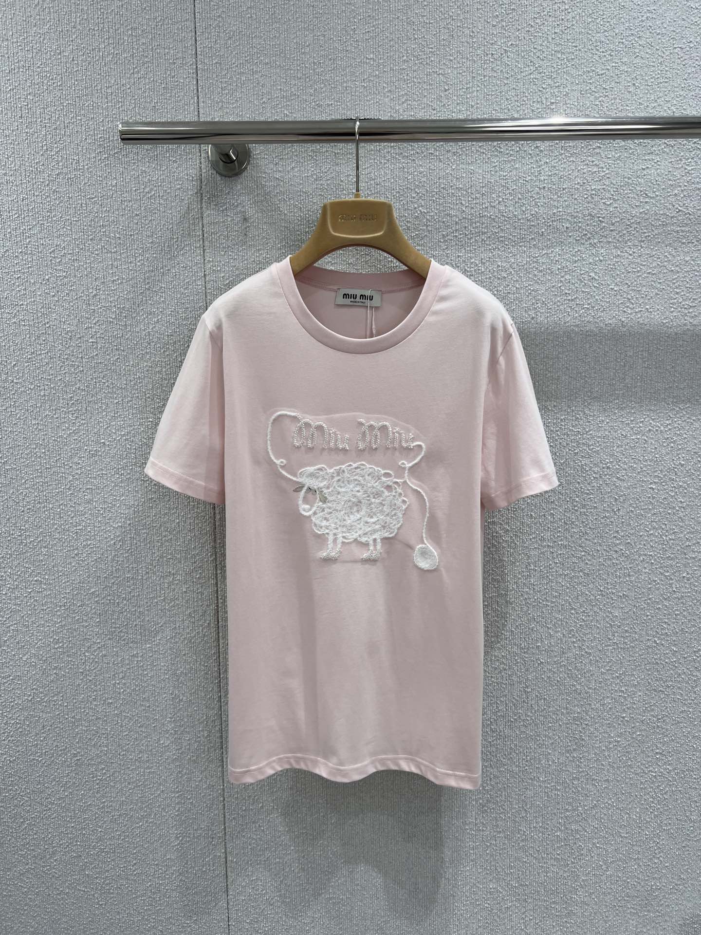 NO:734170,Support exchange Miumi* 26Ss early spring new style Letter Sheep special embroidered short-sleeved T-shirt丨Exclusive high-end version!  It is an indispensable exquisite base in the wardrobe. It is made of high-count cotton, which is soft and breathable to the touch, and comfortable to wear next to the body. The sheep pattern on the chest uses special embroidery technology, and the three-dimensional and full velvet texture is matched with hand-beaded letters. It adds a playful sense of luxury to the basic version. Classic round neck + slightly loose tailoring, not flattering on the figure, can be worn with jeans.  It has a relaxed feel for daily use, and can also be worn with a suit to enhance the sophistication of commuting. Black, white and pink are available in three colors to meet different style needs. It is a versatile item that can be worn layered or worn alone in early spring. Ready-made S/M/L real shot details,,miumiu,jeans,T-shirt,tees,t-shirt,business  suit,19860909支持换款 Miumi* 26Ss早春新款 字母绵羊特种绣花短袖T恤丨独家高版出品！是衣橱里少不了的精致打底.精选高支数棉料,触感软糯透气,贴身穿也舒适.胸前的绵羊图案采用特种绣花工艺,立体饱满的绒感肌理搭配手工钉珠勾勒的字母,在基础版型上多了几分俏皮的高级感.经典圆领+微宽松剪裁,不挑身材,可搭配牛仔裤打造松弛感日常,也能外搭西装提升通勤精致度.黑、白、粉三色可选,满足不同风格需求,是早春叠穿、单穿都出彩的百搭单品.现货发售S/M/L实拍细节图,,miumiu,jeans,T-shirt,tees，t-shirt,business suit,,Women's clothing