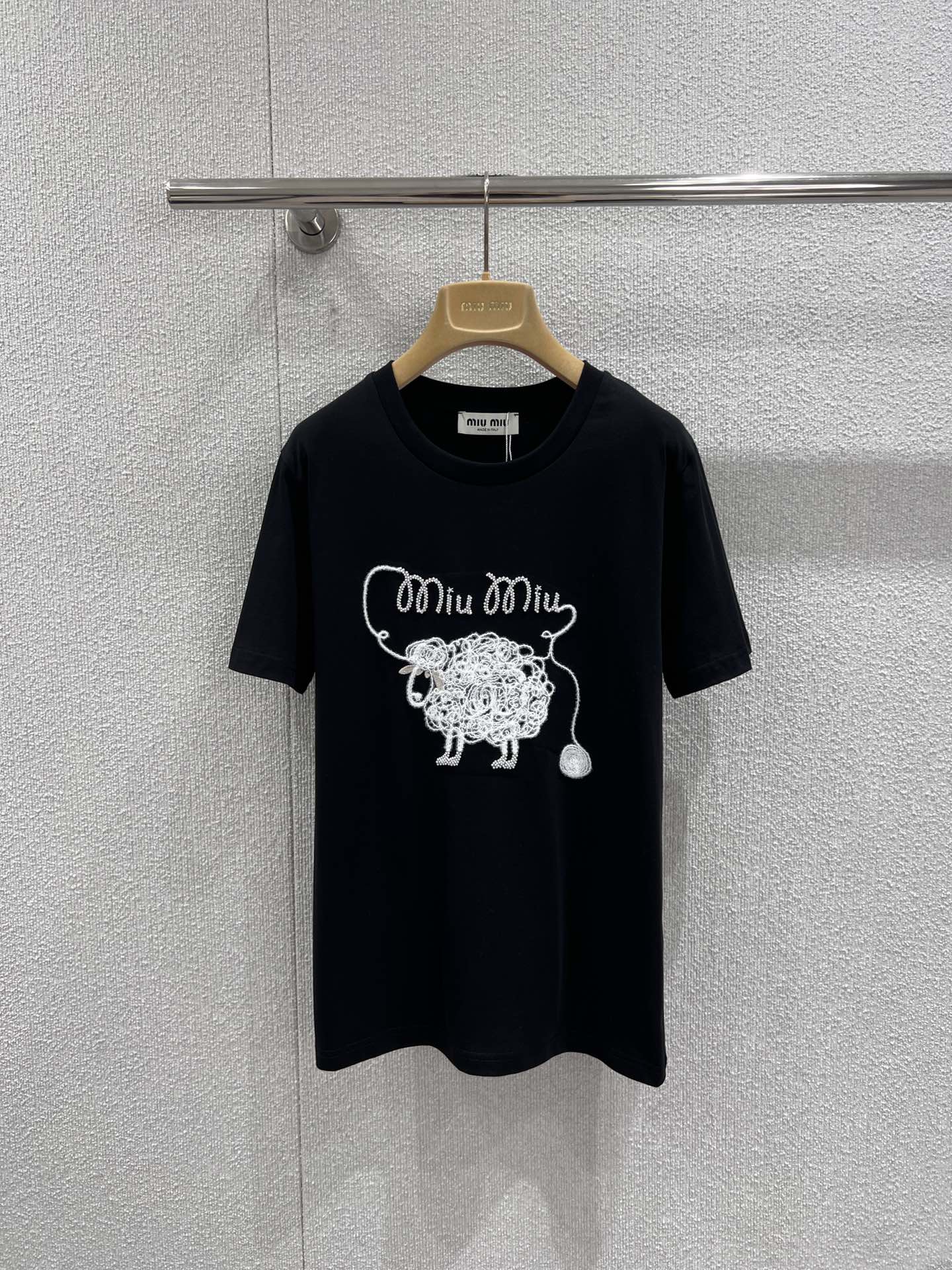 NO:734178,Support exchange Miumi* 26Ss early spring new style Letter Sheep special embroidered short-sleeved T-shirt丨Exclusive high-end version!  It is an indispensable exquisite base in the wardrobe. It is made of high-count cotton, which is soft and breathable to the touch, and comfortable to wear next to the body. The sheep pattern on the chest uses special embroidery technology, and the three-dimensional and full velvet texture is matched with hand-beaded letters. It adds a playful sense of luxury to the basic version. Classic round neck + slightly loose tailoring, not flattering on the figure, can be worn with jeans.  It has a relaxed feel for daily use, and can also be worn with a suit to enhance the sophistication of commuting. Black, white and pink are available in three colors to meet different style needs. It is a versatile item that can be worn layered or worn alone in early spring. Ready-made S/M/L real shot details,,miumiu,jeans,T-shirt,tees,t-shirt,business  suit,19860909支持换款 Miumi* 26Ss早春新款 字母绵羊特种绣花短袖T恤丨独家高版出品！是衣橱里少不了的精致打底.精选高支数棉料,触感软糯透气,贴身穿也舒适.胸前的绵羊图案采用特种绣花工艺,立体饱满的绒感肌理搭配手工钉珠勾勒的字母,在基础版型上多了几分俏皮的高级感.经典圆领+微宽松剪裁,不挑身材,可搭配牛仔裤打造松弛感日常,也能外搭西装提升通勤精致度.黑、白、粉三色可选,满足不同风格需求,是早春叠穿、单穿都出彩的百搭单品.现货发售S/M/L实拍细节图,,miumiu,jeans,T-shirt,tees，t-shirt,business suit,,Women's clothing