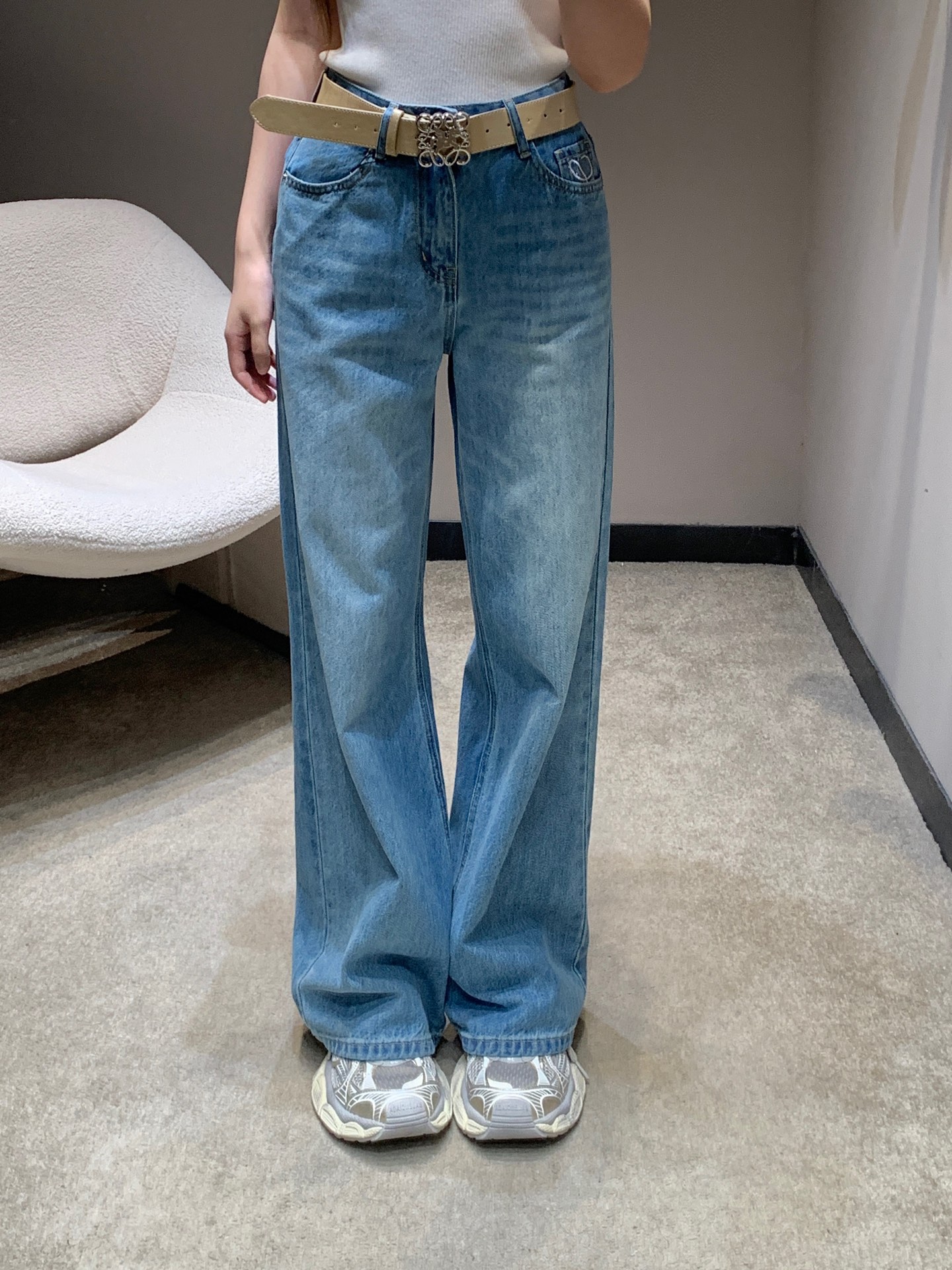 NO:734690,Loew* 26Ss early spring new style denim trousers with embroidered rhinestones on the back pocket | Exclusive high-end version!  It is made of soft and crisp denim fabric, which has a good drape feeling and a relaxed atmosphere when walking. The high-waisted and wide-leg version can naturally modify the waist and hip lines, lengthen the leg proportions vertically, and is friendly to all body types. The Anagram iconic pattern on the back pocket is embroidered and hot-drilled to create a unique look on the denim.  The texture of the cloth shows exquisite luster, and it is low-key and recognizable. It can be paired with a short top to create a hot girl style, or it can be paired with a loose T-shirt to create a casual everyday feel. It is an essential item to create a variety of styles in early spring. Available in stock S/M/L, loewe, tees, t-shirt,19860909Loew* 26Ss早春新款 后袋刺绣烫钻牛仔长裤丨独家高版出品！选用软而挺括的牛仔面料,垂坠感佳,行走间自带松弛氛围感.高腰阔腿版型,能够自然修饰腰臀线条,纵向拉长腿部比例,对各种身材都很友好.后袋处的Anagram标志性图案,采用刺绣+烫钻工艺,在牛仔布的肌理上呈现精致光泽,低调中彰显辨识度.可搭配短款上衣打造辣妹风,也可搭配宽松T恤营造随性日常感,是早春打造多元风格的刚需单品.现货发售S/M/L,,loewe,tees，t-shirt,,Women's clothing