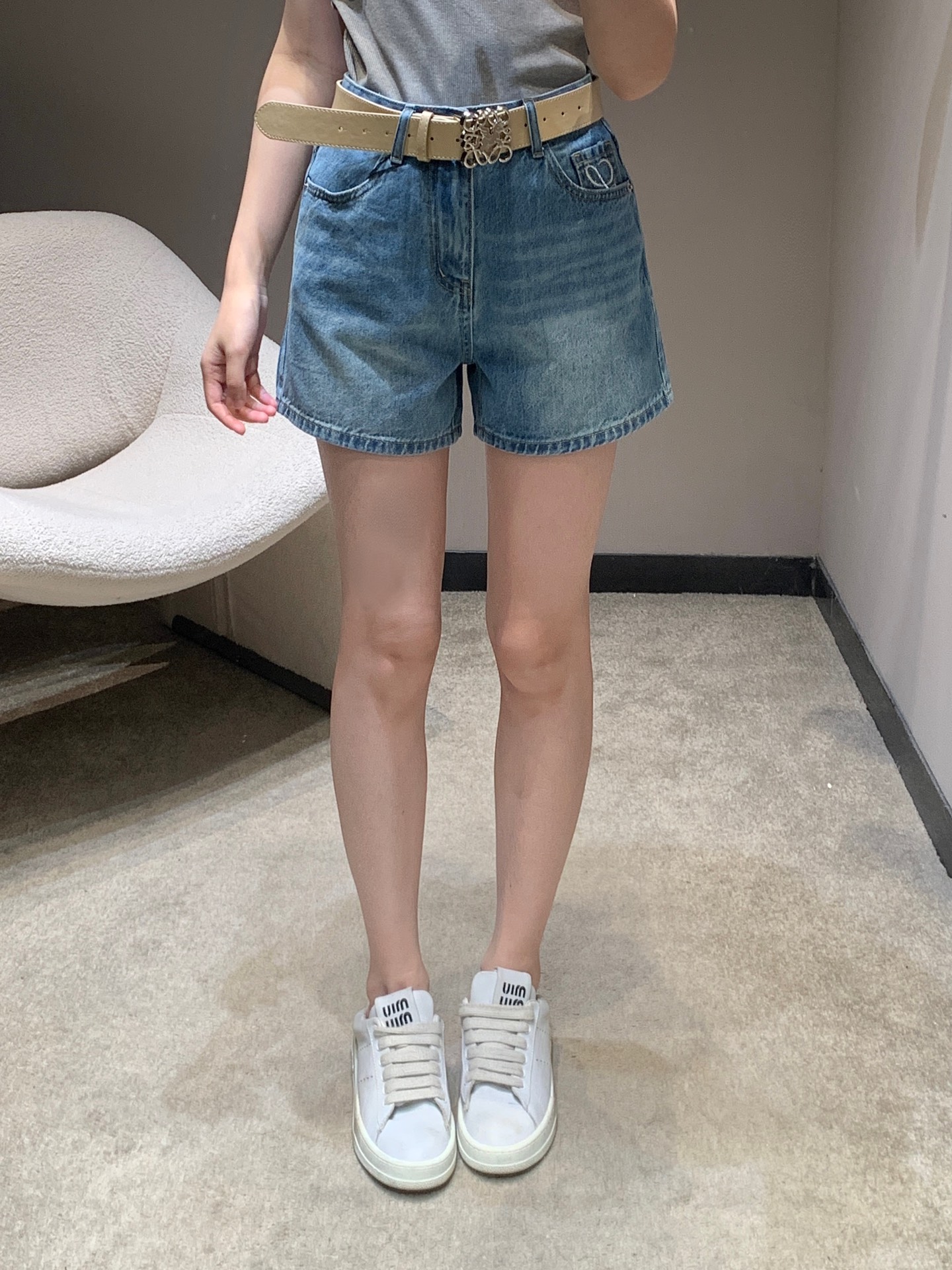 NO:734686,Loew* 26Ss early spring new style denim shorts with embroidered rhinestones on the back pocket | Exclusive high-end version!  Selected heavy denim fabric, stiff and not easy to deform, high-waisted cut with A-line silhouette, which can naturally gather the waist and abdomen, modify the shape of the legs. The iconic Anagram pattern on the back waist bag uses embroidery + hot-drilling process to add exquisite sparkling diamond details to the texture of retro denim, giving a low-key sense of luxury.  .Paired with the same series of belts, it will look more neat. Whether it is paired with a short top to create a hot girl style, or a loose T-shirt to create a relaxed feeling, it is an indispensable and versatile item in the early spring wardrobe. Available in stock S/M/L, loewe, shorts, tees, t-shirt,19860909Loew* 26Ss早春新款 后袋刺绣烫钻牛仔短裤丨独家高版出品！精选重磅牛仔面料,挺括不易变形,高腰剪裁搭配A字廓形,能够自然收拢腰腹、修饰腿型,后腰袋的标志性Anagram图案,采用刺绣+烫钻工艺,在复古牛仔的肌理上增添精致闪钻细节,低调中透着奢华感.搭配同系列腰带更显利落,无论是配短款上衣打造辣妹风,还是搭宽松T恤营造松弛感,都是早春衣橱里不可缺少的百搭单品.现货发售S/M/L,,loewe,shorts,tees，t-shirt,,Women's clothing