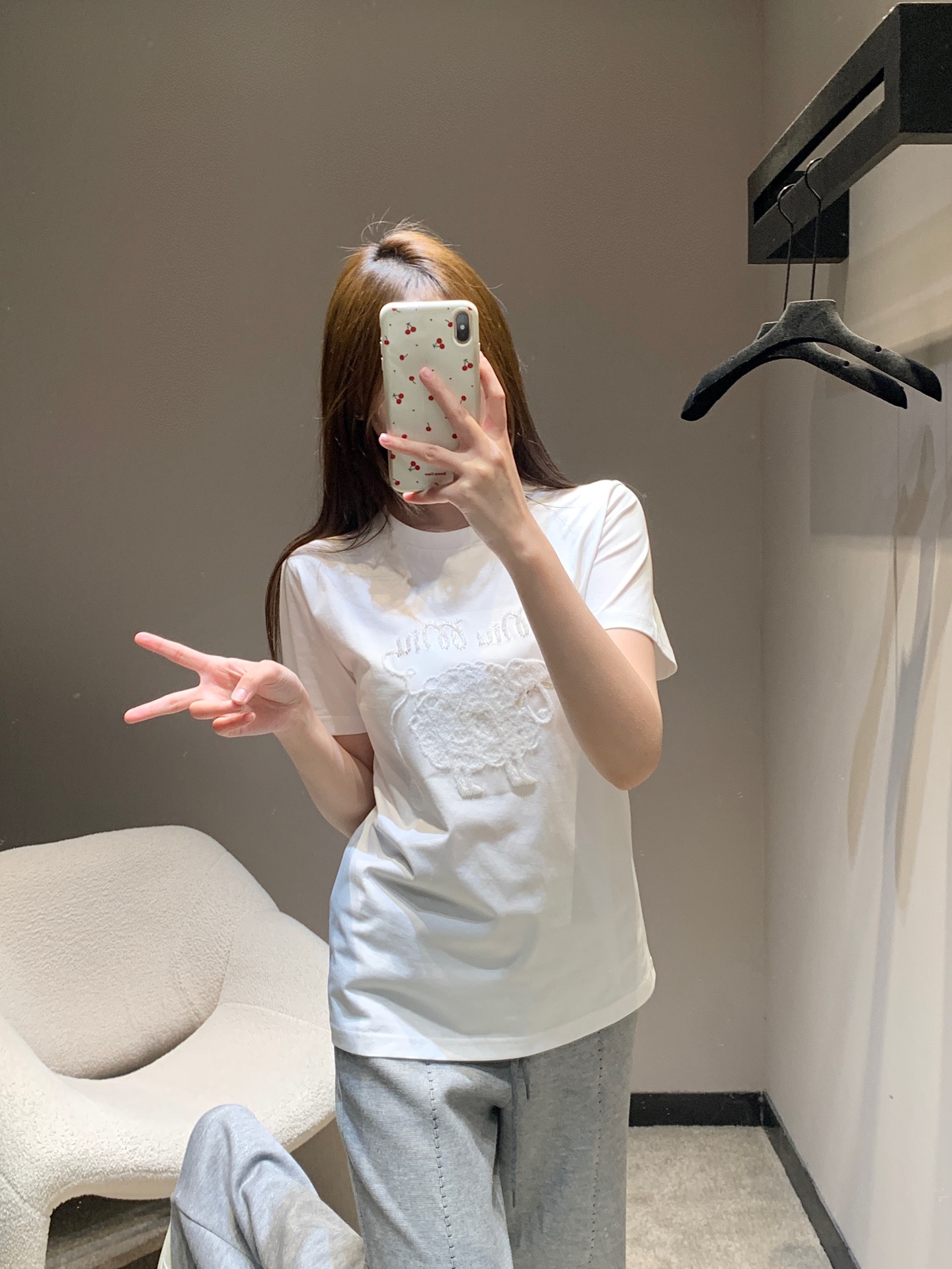 NO:734166,Miumi* 26Ss early spring new style letter sheep special embroidered short-sleeved T-shirt丨Exclusive high-end version!  It is an indispensable exquisite foundation in the wardrobe. It is made of high-count cotton, which is soft and breathable to the touch, and comfortable to wear next to the body. The sheep pattern on the chest uses special embroidery technology, and the three-dimensional and full velvet texture is matched with letters outlined by hand-beading. It adds a playful sense of luxury to the basic version. Classic round neck + slightly loose tailoring, not flattering on the figure, can be paired with jeans  Create a sense of relaxation in daily life, and can also be worn with a suit to enhance the sophistication of commuting. Black, white, and pink are available in three colors to meet different style needs. It is a versatile item that can be worn layered or worn alone in early spring. Available in stock S/M/L, Miumiu, jeans, T-shirt, tees, t-shirt, business  suit,19860909Miumi* 26Ss早春新款 字母绵羊特种绣花短袖T恤丨独家高版出品！是衣橱里少不了的精致打底.精选高支数棉料,触感软糯透气,贴身穿也舒适.胸前的绵羊图案采用特种绣花工艺,立体饱满的绒感肌理搭配手工钉珠勾勒的字母,在基础版型上多了几分俏皮的高级感.经典圆领+微宽松剪裁,不挑身材,可搭配牛仔裤打造松弛感日常,也能外搭西装提升通勤精致度.黑、白、粉三色可选,满足不同风格需求,是早春叠穿、单穿都出彩的百搭单品.现货发售S/M/L,,miumiu,jeans,T-shirt,tees，t-shirt,business suit,,Women's clothing
