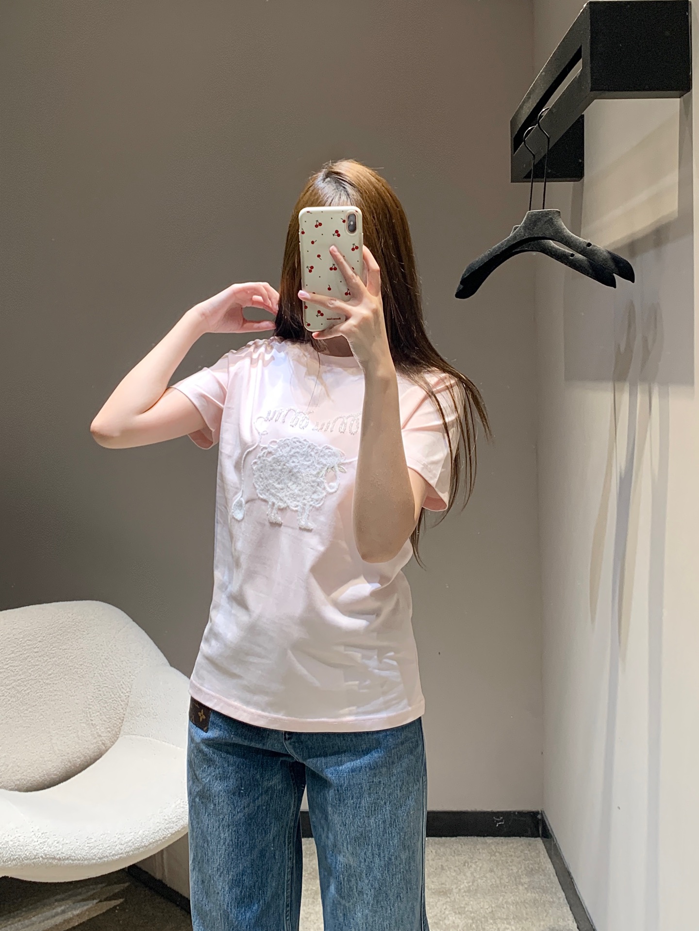 NO:734174,Miumi* 26Ss early spring new style letter sheep special embroidered short-sleeved T-shirt丨Exclusive high-end version!  It is an indispensable exquisite foundation in the wardrobe. It is made of high-count cotton, which is soft and breathable to the touch, and comfortable to wear next to the body. The sheep pattern on the chest uses special embroidery technology, and the three-dimensional and full velvet texture is matched with letters outlined by hand-beading. It adds a playful sense of luxury to the basic version. Classic round neck + slightly loose tailoring, not flattering on the figure, can be paired with jeans  Create a sense of relaxation in daily life, and can also be worn with a suit to enhance the sophistication of commuting. Black, white, and pink are available in three colors to meet different style needs. It is a versatile item that can be worn layered or worn alone in early spring. Available in stock S/M/L, Miumiu, jeans, T-shirt, tees, t-shirt, business  suit,19860909Miumi* 26Ss早春新款 字母绵羊特种绣花短袖T恤丨独家高版出品！是衣橱里少不了的精致打底.精选高支数棉料,触感软糯透气,贴身穿也舒适.胸前的绵羊图案采用特种绣花工艺,立体饱满的绒感肌理搭配手工钉珠勾勒的字母,在基础版型上多了几分俏皮的高级感.经典圆领+微宽松剪裁,不挑身材,可搭配牛仔裤打造松弛感日常,也能外搭西装提升通勤精致度.黑、白、粉三色可选,满足不同风格需求,是早春叠穿、单穿都出彩的百搭单品.现货发售S/M/L,,miumiu,jeans,T-shirt,tees，t-shirt,business suit,,Women's clothing
