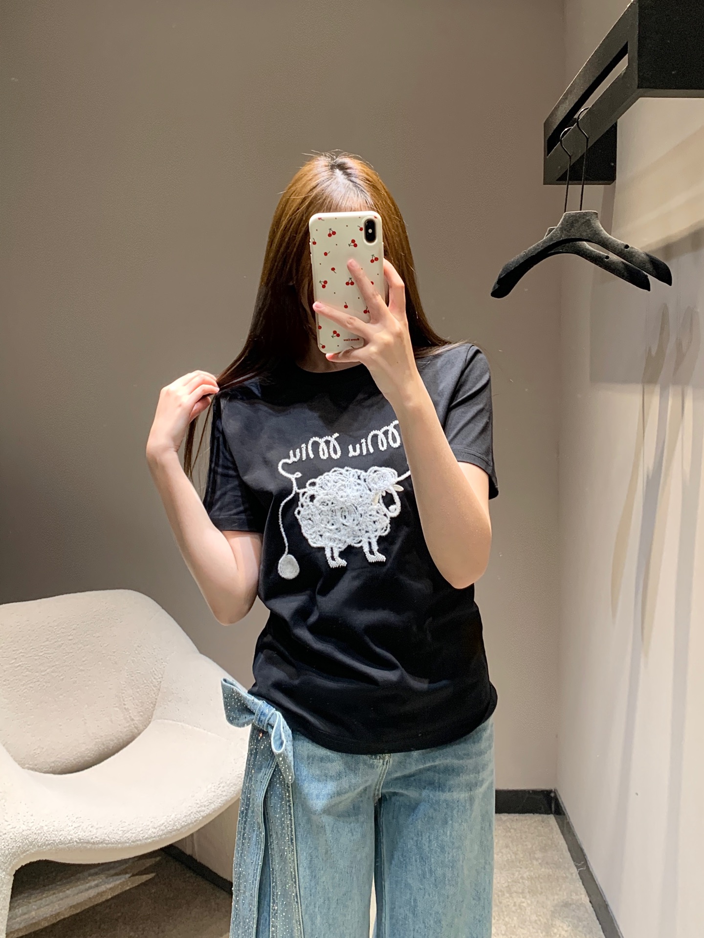 NO:734182,Miumi* 26Ss early spring new style letter sheep special embroidered short-sleeved T-shirt丨Exclusive high-end version!  It is an indispensable exquisite foundation in the wardrobe. It is made of high-count cotton, which is soft and breathable to the touch, and comfortable to wear next to the body. The sheep pattern on the chest uses special embroidery technology, and the three-dimensional and full velvet texture is matched with letters outlined by hand-beading. It adds a playful sense of luxury to the basic version. Classic round neck + slightly loose tailoring, not flattering on the figure, can be paired with jeans  Create a sense of relaxation in daily life, and can also be worn with a suit to enhance the sophistication of commuting. Black, white, and pink are available in three colors to meet different style needs. It is a versatile item that can be worn layered or worn alone in early spring. Available in stock S/M/L, Miumiu, jeans, T-shirt, tees, t-shirt, business  suit,19860909Miumi* 26Ss早春新款 字母绵羊特种绣花短袖T恤丨独家高版出品！是衣橱里少不了的精致打底.精选高支数棉料,触感软糯透气,贴身穿也舒适.胸前的绵羊图案采用特种绣花工艺,立体饱满的绒感肌理搭配手工钉珠勾勒的字母,在基础版型上多了几分俏皮的高级感.经典圆领+微宽松剪裁,不挑身材,可搭配牛仔裤打造松弛感日常,也能外搭西装提升通勤精致度.黑、白、粉三色可选,满足不同风格需求,是早春叠穿、单穿都出彩的百搭单品.现货发售S/M/L,,miumiu,jeans,T-shirt,tees，t-shirt,business suit,,Women's clothing