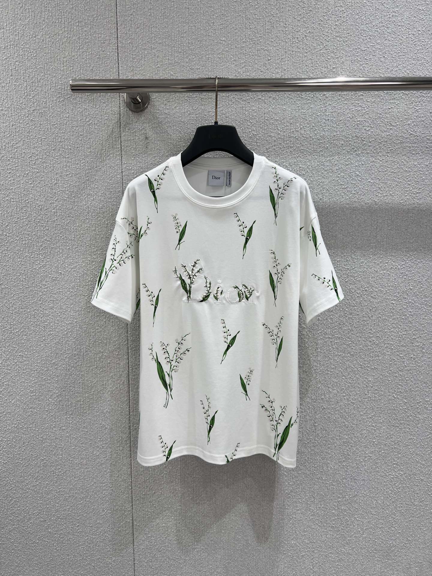 NO:740536,Support exchange Dio* 26Ss new spring and summer colorful lily of the valley letters embroidered loose short-sleeved T-shirt丨Exclusively developed by yb!  Top quality production!  It is based on pure white and is covered with fresh lily of the valley prints, bringing the vitality of the spring garden to the body. The letters on the chest are embroidered three-dimensionally, intertwined with the lively lily of the valley pattern, and the details are full of French elegance. The loose off-shoulder version is very friendly to all body shapes, and can be paired with jeans or  Skirts can easily create a relaxed spring look, and they are an indispensable atmospheric item in the seasonal wardrobe. Ready-made S/M/L real-shot detailed pictures, dior, skirts, jeans, T-shirts, tees, t-shirts,19860909支持换款 Dio* 26Ss春夏新款 多彩铃兰字母刺绣宽松短袖T恤丨独家yb开发！顶级高版出品！以纯净白为底,铺满清新铃兰印花,将春日花园的生机穿在身上.胸前字母采用立体刺绣工艺,与灵动的铃兰图案交织呼应,细节处尽显法式优雅.宽松落肩版型对各种身形都十分友好,搭配牛仔裤或半裙都能轻松打造松弛感的春日造型,是换季衣橱里不可或缺的氛围感单品.现货发售S/M/L实拍细节图,,dior,skirts,jeans,T-shirt,tees，t-shirt,,Women's clothing
