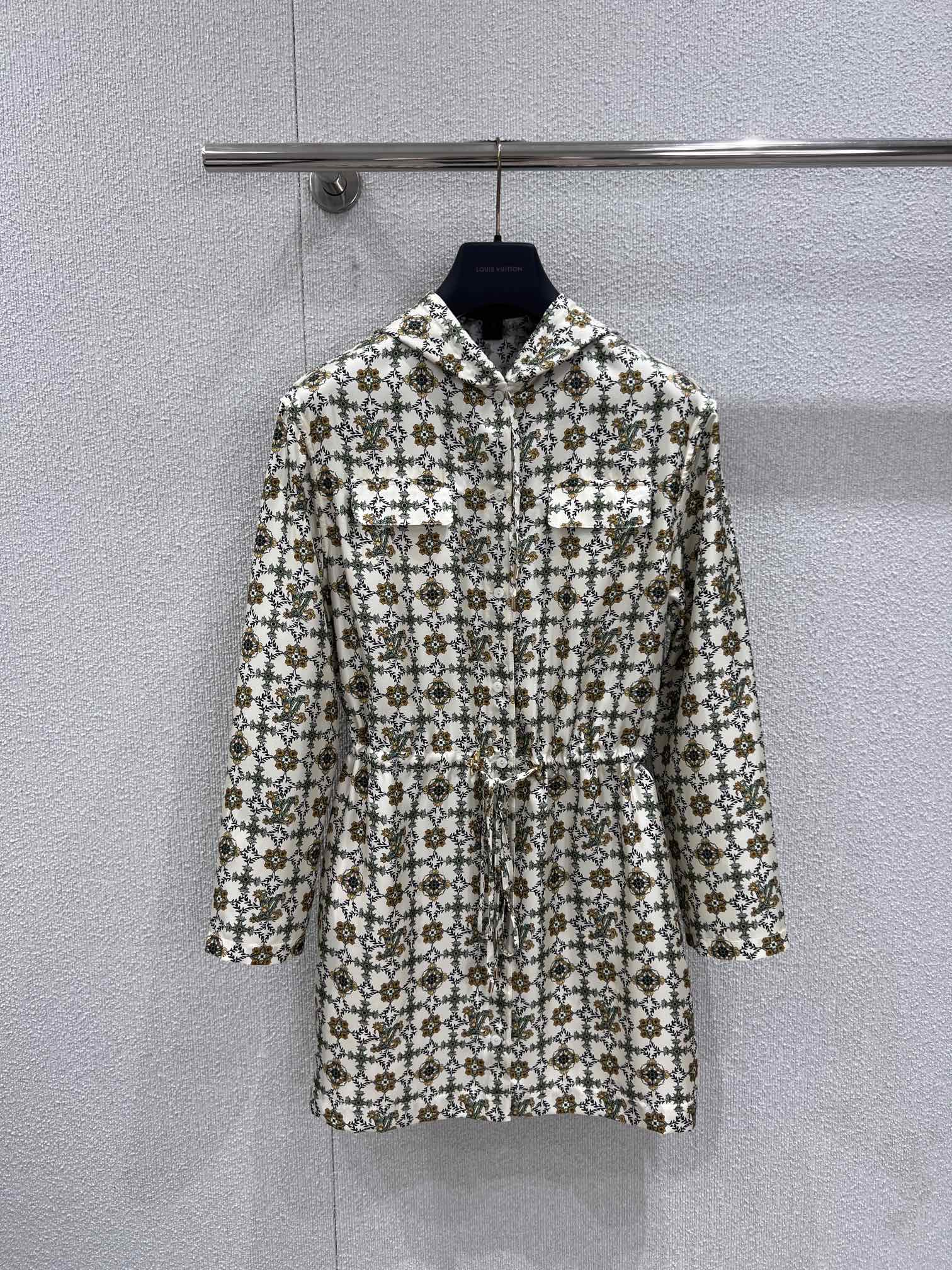 NO:734692,Supports exchange Louis Vuit*on 26Ss early spring new style classic monogram floral print shirt dress丨exclusively developed by yb!  Top quality production!  The top-quality mulberry silk fabric is selected, feels as smooth and skin-friendly as clouds, has a delicate luster and drape, and is light and breathable to wear, showing a luxurious texture. The loose shirt has a lazy and casual style, which is very tolerant to all body types. The drawstring design at the waist can be adjusted freely.  , easily outlines the smooth waistline, with a sense of relaxation and beautiful lines. It can be worn alone to create a French-style elegant commuting look, or it can be layered as a jacket to unlock multiple styles in early spring. Ready-made S/M/L real shot details, Louis  vuitton,skirts,jackets & coats,shirts,19860909支持换款 Louis Vuit*on 26Ss早春新款 经典monogram花卉印花衬衫连衣裙丨独家yb开发！顶级高版出品！甄选顶级桑蚕丝面料,触感如云朵般柔滑亲肤,自带细腻光泽与垂坠感,穿着轻盈透气,尽显奢华质感.宽松衬衫版型慵懒随性,对各种身材都极具包容性,腰间抽绳设计可自由调节松紧,轻松勾勒出流畅腰线,兼具松弛感与线条美.既可单穿打造法式优雅的通勤造型,也能作为外套叠穿内搭,一衣多穿解锁早春多元风格.现货发售S/M/L实拍细节图,,louis vuitton,skirts,jackets & coats,shirts,,Women's clothing