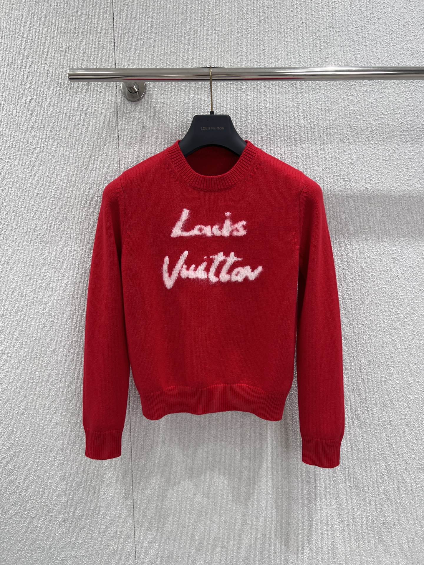 NO:734694,Support exchange Louis Vuit*on 26Ss New Year limited new letter jacquard knitted red cashmere sweater丨Exclusively developed by yb!  High quality production!  It uses warm and rich red as the background color to echo the festive atmosphere of the New Year. It incorporates the iconic letter jacquard and is made of soft and fluffy white sheep wool material. It presents a three-dimensional velvet feel on the cashmere base, which is more visually layered and recognizable. The top-grade cashmere fabric is selected, feels as light and skin-friendly as clouds, and has excellent warmth retention.  Good, the loose short silhouette is neat and slimming, and can cleverly optimize body proportions. It can be easily worn with jeans, leather pants or skirts. Whether it is visiting relatives and friends during the New Year or going out daily, it can become the focus of attention. It is a must-have luxury product for green fans to welcome the New Year. Ready-made S/M/L real shot details, Louis  vuitton,skirts,jeans,sweaters,19860909支持换款 Louis Vuit*on 26Ss新年限定新款 字母提花针织红色山羊绒毛衣丨独家yb开发！高版出品！以热烈浓郁的正红为底色,呼应新年的喜庆氛围,融入标志性字母提花,采用柔软蓬松的白色绵羊毛毛材质,在羊绒基底上呈现出立体绒感,视觉上更具层次与辨识度.甄选顶级山羊绒面料,触感如云朵般轻盈亲肤,保暖性极佳,宽松短款廓形利落显瘦,能巧妙优化身材比例,搭配牛仔裤、皮裤或半裙都能轻松驾驭,无论是新年走亲访友还是日常出街,都能成为吸睛焦点,是绿迷迎接新春的必入奢品.现货发售S/M/L实拍细节图,,louis vuitton,skirts,jeans,sweaters,,Women's clothing