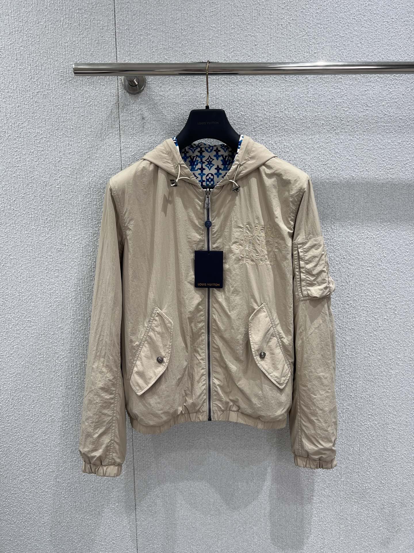 NO:734683,Support exchange Louis Vuit*on 26Ss early spring new style double-sided windproof hooded jacket丨Exclusive high-end version!  Inspired by the classic Monogram, it creates a practical design that can be worn on both sides. One side is soft and light khaki, low-key and versatile, with a hidden exquisite embroidered logo; the other side is covered with a blue and white Monogram floral print, which is retro, fresh and highly recognizable. It is made of lightweight and windproof high-density nylon fabric, taking into account the stiff texture and wearing comfort.  , the hooded design and elastic cuffs and hem details can effectively cope with the changeable weather in early spring. The loose silhouette is the same for men and women. Whether it is paired with a T-shirt and jeans to create a daily casual style, or layered with a sweater to create a street trend, it can be easily controlled. It is an indispensable and versatile luxury item for the early spring wardrobe. Ready-made S/M/L real shot details, Louis  vuitton,hoodie,sweatshirts,jeans,jackets & coats,jackets & coats,tees,t-shirt,hats,19860909支持换款 Louis Vuit*on 26Ss早春新款 双面穿防风连帽夹克外套丨独家高版出品！以经典Monogram为灵感,打造双面可穿的实用设计一面是柔和浅卡其色,低调百搭且暗藏精致刺绣Logo；另一面则铺满蓝白交织的Monogram花卉印花,复古清新又极具辨识度.采用轻盈防风的高密尼龙面料,兼顾挺括质感与穿着舒适度,连帽设计与松紧袖口、下摆细节,能有效应对早春多变的天气.宽松廓形男女同款,无论是搭配T恤牛仔裤打造日常休闲风,还是叠穿卫衣打造街头潮流感,都能轻松驾驭,是早春衣橱不可或缺的百搭奢品.现货发售S/M/L实拍细节图,,louis vuitton,hoodie,sweatshirts,jeans,jackets & coats,jackets & coats,tees，t-shirt,hats,,Women's clothing