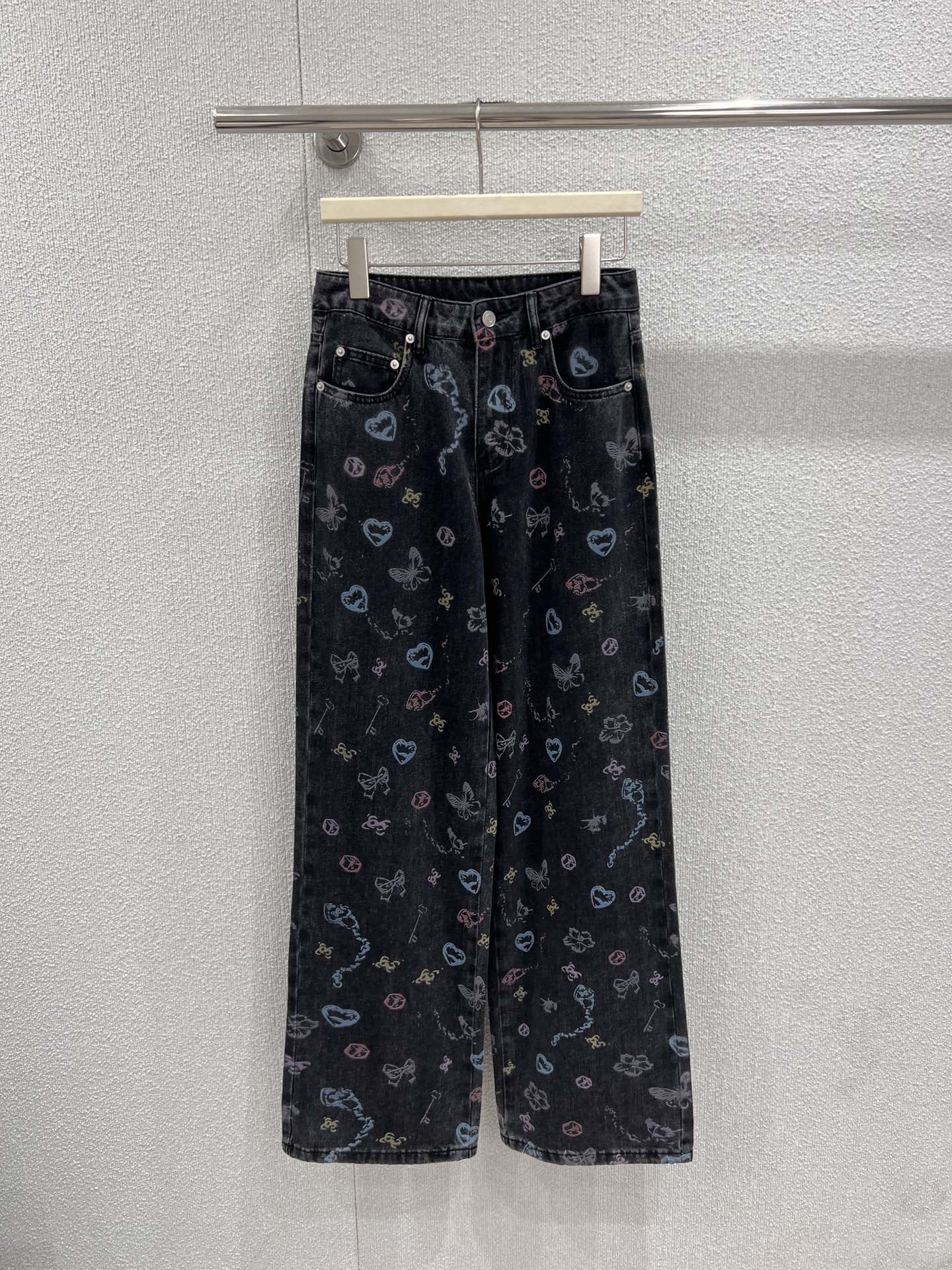NO:735159,Supports exchange of styles ANN ANDELM*N 26Ss spring new multi-element personalized printed retro washed distressed wide-leg jeans丨Exclusive high-end version!  Using retro washed black as the base color, sweet and cool elements such as hearts and butterflies are transformed into colorful prints all over the pants to break the dullness of dark denim. The distressed process gives the fabric a natural white texture and soft touch. The high-waisted wide-leg cut is friendly to the pear-shaped figure and can modify the leg lines and elongate the proportions. Stiff cow  Denim has both style and comfort. It can be paired with a short top to create a hot girl style, or a loose T-shirt to create a casual and relaxed feel. It is an eye-catching item in the spring wardrobe that has both personality and practicality. Ready-made S/M/L real shot details, jeans, tees, t-shirt,19860909支持换款 ANN ANDELM*N 26Ss春季新款 多元素个性印花复古水洗做旧阔腿牛仔裤丨独家高版出品！以复古水洗黑为底色,将心形、蝴蝶等甜酷元素化作彩色印花铺满裤身,打破深色牛仔的沉闷感.做旧工艺赋予面料自然的磨白纹理与柔软触感,高腰阔腿剪裁对梨形身材友好,能修饰腿部线条并拉长比例.挺括的牛仔布兼具造型感与舒适度,可搭配短款上衣打造辣妹风,也能配宽松T恤营造随性松弛感,是春季衣橱里兼具个性与实穿性的吸睛单品.现货发售S/M/L实拍细节图,,jeans,tees，t-shirt,,Women's clothing