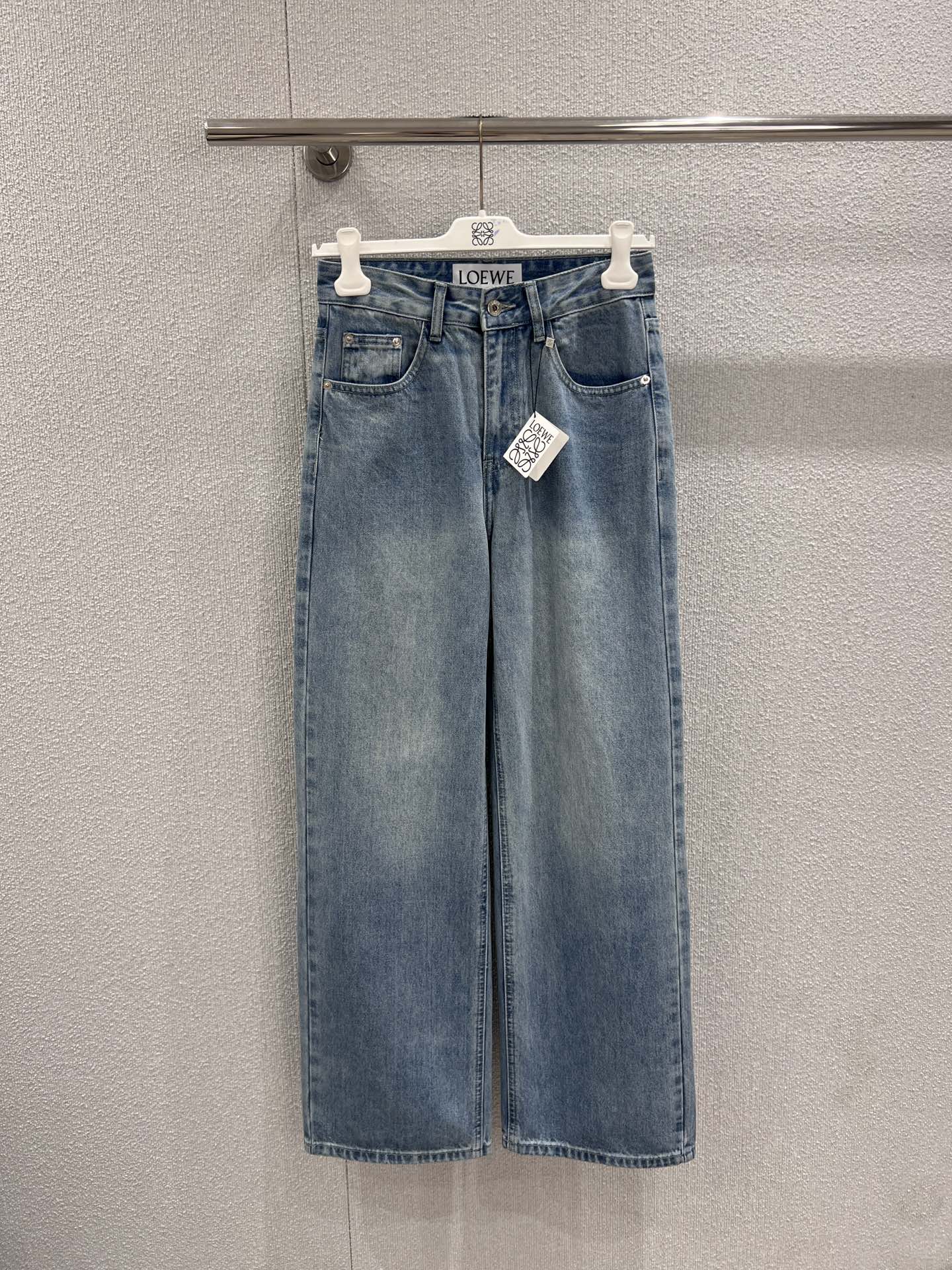 NO:735170,Supports exchange. Loew* 25Ss early spring new style denim trousers with embroidered logo on the back pocket | Exclusive high-end version!  Light blue washed denim is used as the base, showing a natural old-fashioned retro texture. The iconic Anagram embroidery on the back pocket is low-key and exquisite, which is the finishing touch for recognition. The high-waisted straight version is very tolerant to the body, can easily modify the leg shape, and has both relaxation and neatness.  Feeling. Whether paired with a short top to create a well-proportioned hot girl look, or paired with a loose T-shirt to create a lazy atmosphere, they are all versatile pants to go out in early spring. Ready for sale S/M/L real shot details, loewe, tees, t-shirt,19860909支持换款 Loew* 25Ss早春新款 后袋刺绣logo牛仔长裤丨独家高版出品！浅蓝水洗牛仔为基底,呈现自然做旧的复古质感.后袋标志性的Anagram刺绣低调精致,是辨识度的点睛之笔.高腰直筒版型对身材包容性极强,能轻松修饰腿型,兼具松弛感与利落感.无论是搭配短款上衣打造比例优越的辣妹造型,还是配宽松T恤营造慵懒氛围,都是早春出街的百搭神裤.现货发售S/M/L实拍细节图,,loewe,tees，t-shirt,,Women's clothing