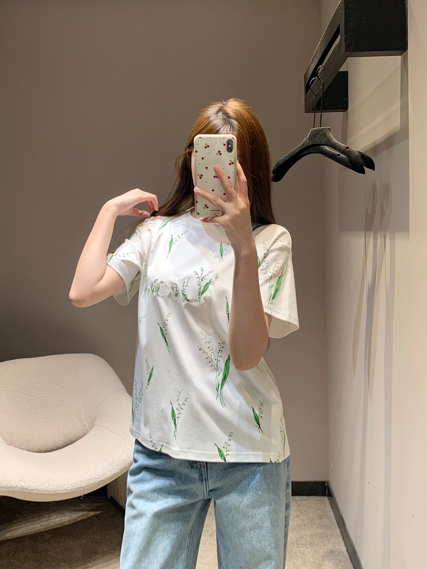 NO:740538,Dio* 26Ss new spring and summer colorful lily of the valley letters embroidered loose short-sleeved T-shirt | Exclusively developed by yb!  Top quality production!  It is based on pure white and is covered with fresh lily of the valley prints, bringing the vitality of the spring garden to the body. The letters on the chest are embroidered three-dimensionally, intertwined with the lively lily of the valley pattern, and the details are full of French elegance. The loose off-shoulder version is very friendly to all body shapes, and can be paired with denim  Pants or skirts can easily create a relaxed spring look, which is an indispensable atmospheric item in the seasonal wardrobe. Available in stock S/M/L, dior, skirts, jeans, T-shirt, tees, t-shirt,19860909Dio* 26Ss春夏新款 多彩铃兰字母刺绣宽松短袖T恤丨独家yb开发！顶级高版出品！以纯净白为底,铺满清新铃兰印花,将春日花园的生机穿在身上.胸前字母采用立体刺绣工艺,与灵动的铃兰图案交织呼应,细节处尽显法式优雅.宽松落肩版型对各种身形都十分友好,搭配牛仔裤或半裙都能轻松打造松弛感的春日造型,是换季衣橱里不可或缺的氛围感单品.现货发售S/M/L,,dior,skirts,jeans,T-shirt,tees，t-shirt,,Women's clothing