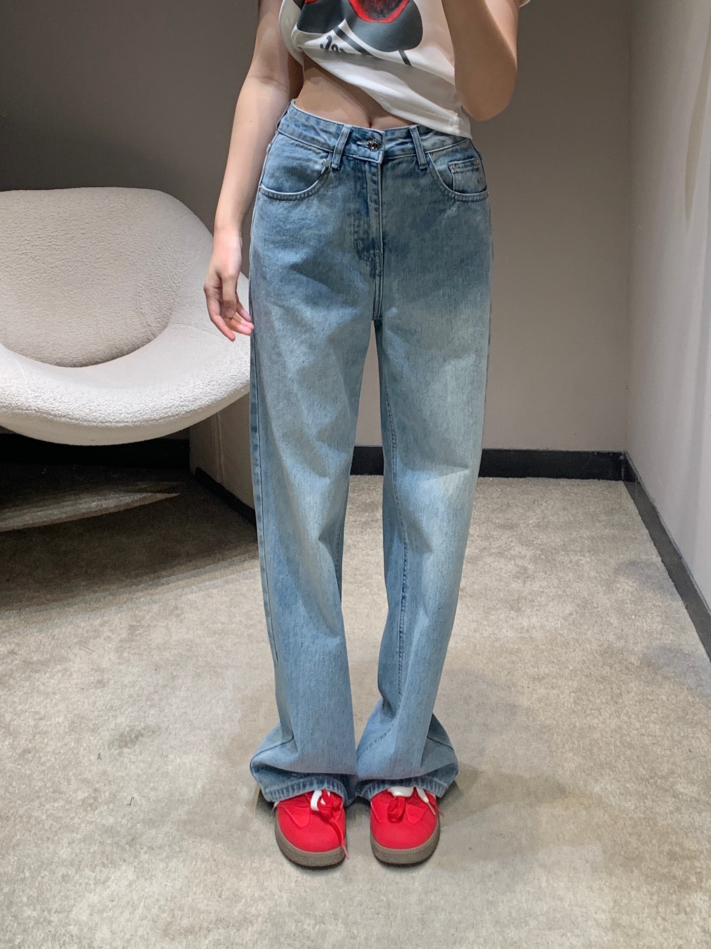 NO:735135,i Loew* 25Ss early spring new style denim trousers with embroidered logo on the back pocket | Exclusive high-end version!  Light blue washed denim is used as the base, showing a natural and aged retro texture. The iconic Anagram embroidery on the back pocket is low-key and exquisite, which is the finishing touch for recognition. The high-waisted straight version is very tolerant to the body, can easily modify the leg shape, and has a sense of relaxation and  They are neat and neat. Whether paired with a short top to create a well-proportioned hot girl look, or paired with a loose T-shirt to create a lazy atmosphere, they are all-match pants for early spring. Available in stock, S/M/L, loewe, tees, t-shirt,19860909i Loew* 25Ss早春新款 后袋刺绣logo牛仔长裤丨独家高版出品！浅蓝水洗牛仔为基底,呈现自然做旧的复古质感.后袋标志性的Anagram刺绣低调精致,是辨识度的点睛之笔.高腰直筒版型对身材包容性极强,能轻松修饰腿型,兼具松弛感与利落感.无论是搭配短款上衣打造比例优越的辣妹造型,还是配宽松T恤营造慵懒氛围,都是早春出街的百搭神裤.现货发售S/M/L,,loewe,tees，t-shirt,,Women's clothing