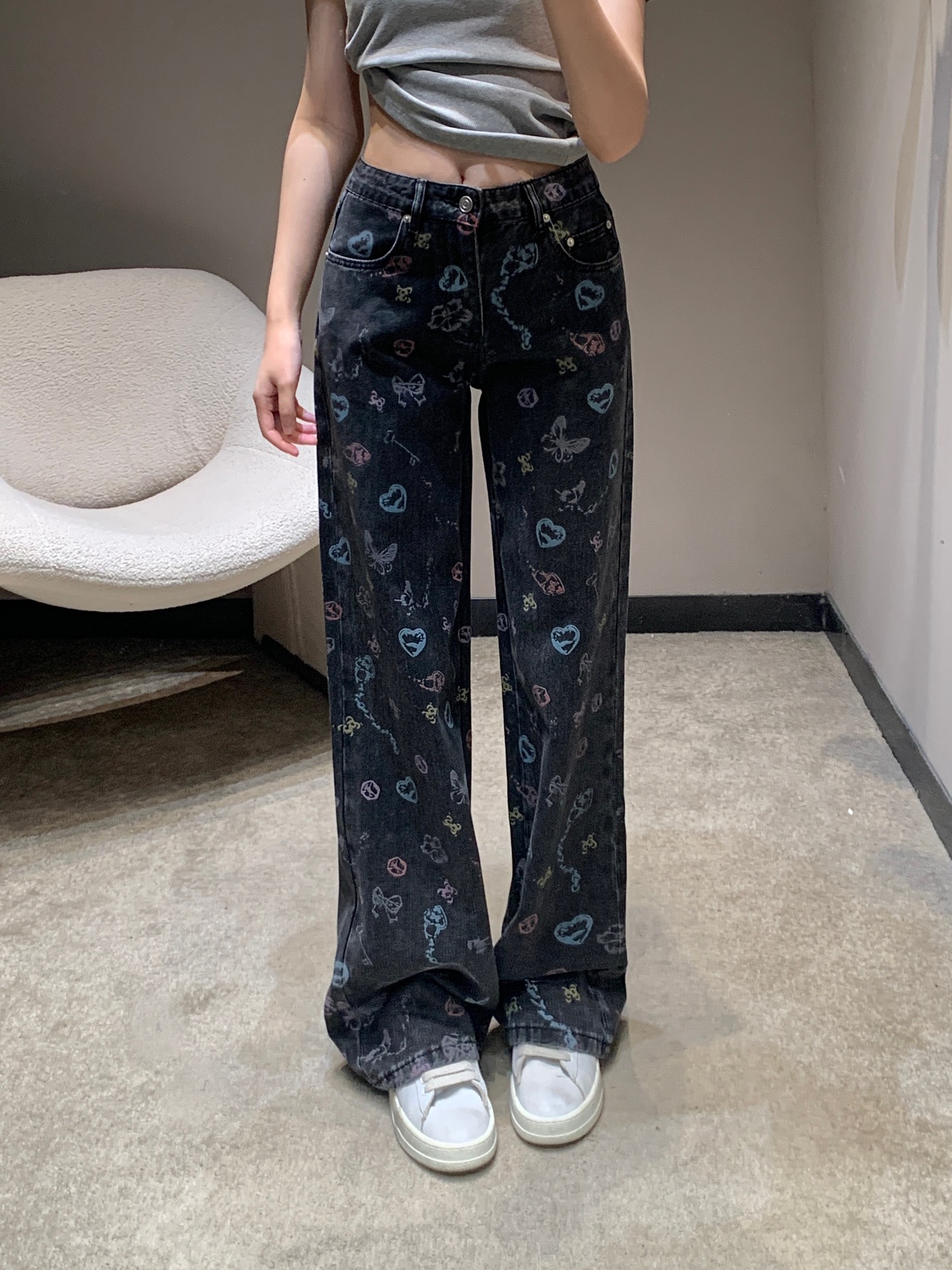 NO:735163,ANN ANDELM*N 26Ss spring new multi-element personalized printed retro washed distressed wide-leg jeans | Exclusive high-end version!  Using retro washed black as the base color, sweet and cool elements such as hearts and butterflies are turned into colorful prints all over the pants to break the dullness of dark jeans. The distressed process gives the fabric a natural white texture and soft touch. The high-waisted wide-leg cut is friendly to the pear-shaped body, can modify the leg lines and elongate the proportions. It is very stiff.  The denim included has both style and comfort. It can be paired with a short top to create a hot girl style, or a loose T-shirt to create a casual and relaxed feel. It is an eye-catching item in the spring wardrobe that has both personality and practicality. Available now in S/M/L, jeans, tees, t-shirts,19860909ANN ANDELM*N 26Ss春季新款 多元素个性印花复古水洗做旧阔腿牛仔裤丨独家高版出品！以复古水洗黑为底色,将心形、蝴蝶等甜酷元素化作彩色印花铺满裤身,打破深色牛仔的沉闷感.做旧工艺赋予面料自然的磨白纹理与柔软触感,高腰阔腿剪裁对梨形身材友好,能修饰腿部线条并拉长比例.挺括的牛仔布兼具造型感与舒适度,可搭配短款上衣打造辣妹风,也能配宽松T恤营造随性松弛感,是春季衣橱里兼具个性与实穿性的吸睛单品.现货发售S/M/L,,jeans,tees，t-shirt,,Women's clothing