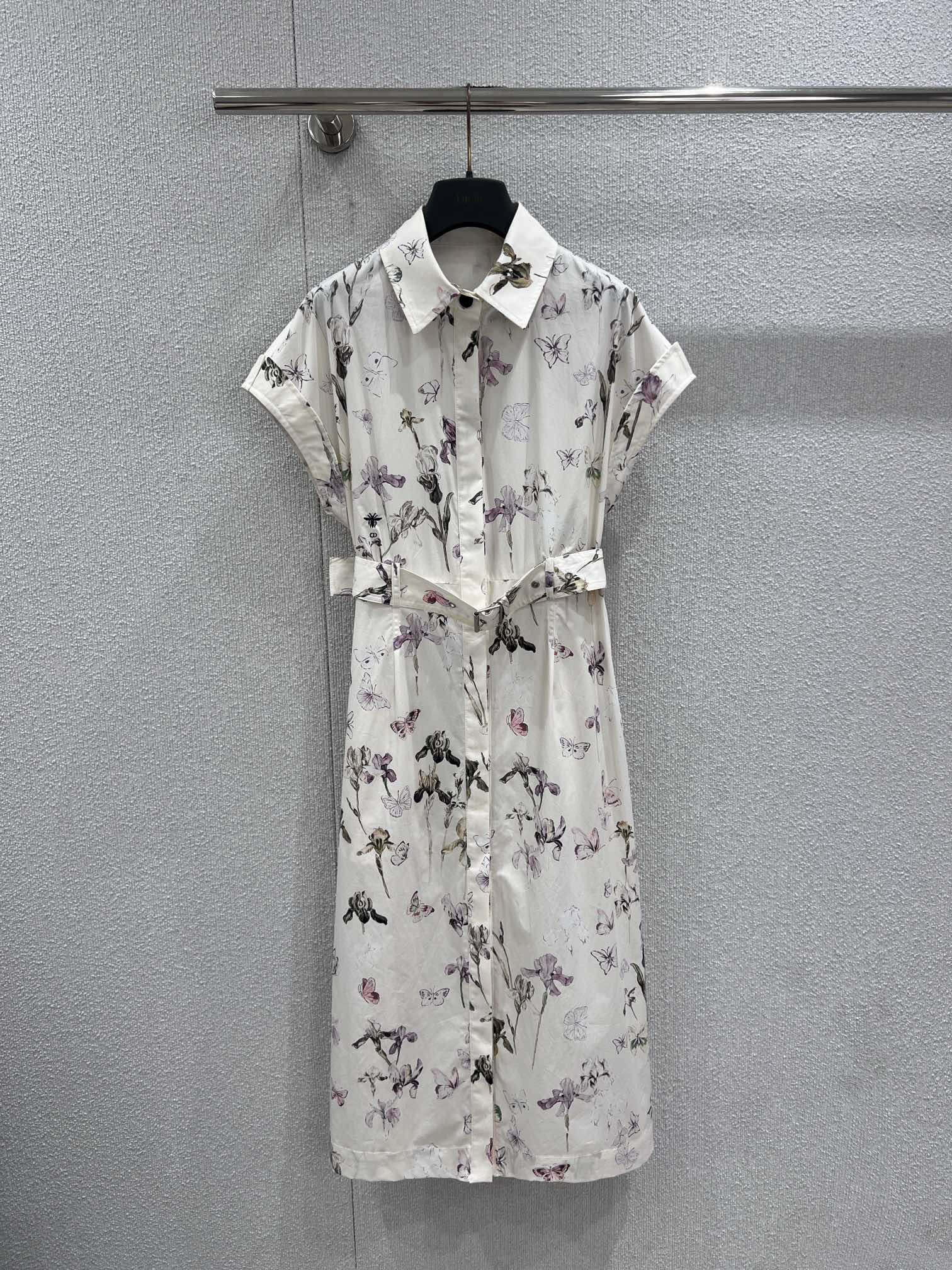 NO:740534,Support exchange Dio* 26Ss early spring new style printed belted short-sleeved mid-length shirt dress丨Exclusive high-end version!  With a pure off-white base, ink prints of iris and butterflies are laid out on the skirt, giving it a hazy poetic feel. The shirt collar and small flying sleeves are designed with French elegance, the waist is made of the same fabric belt to outline the waistline, and the A-line skirt gently covers the flesh. Breathable cotton fabric is suitable for use.  The spring temperature makes it an excellent choice to create a relaxing and romantic feeling, whether it is an outing or a date and commute. Ready-made S/M/L real-shot detailed pictures, dior, skirts, shirts, T-shirt,19860909支持换款 Dio* 26Ss早春新款 印花系腰带短袖中长衬衫裙丨独家高版出品！以纯净米白为底,将鸢尾花与蝴蝶的水墨印花铺陈于裙身,自带朦胧诗意.衬衫领与小飞袖设计注入法式优雅,腰间同面料腰带勾勒腰线,A字裙摆温柔遮肉.透气棉质面料适配春日温度,无论是踏青出游还是约会通勤,都能成为打造松弛浪漫感的绝佳选择.现货发售S/M/L实拍细节图,,dior,skirts,shirts,T-shirt,,Women's clothing