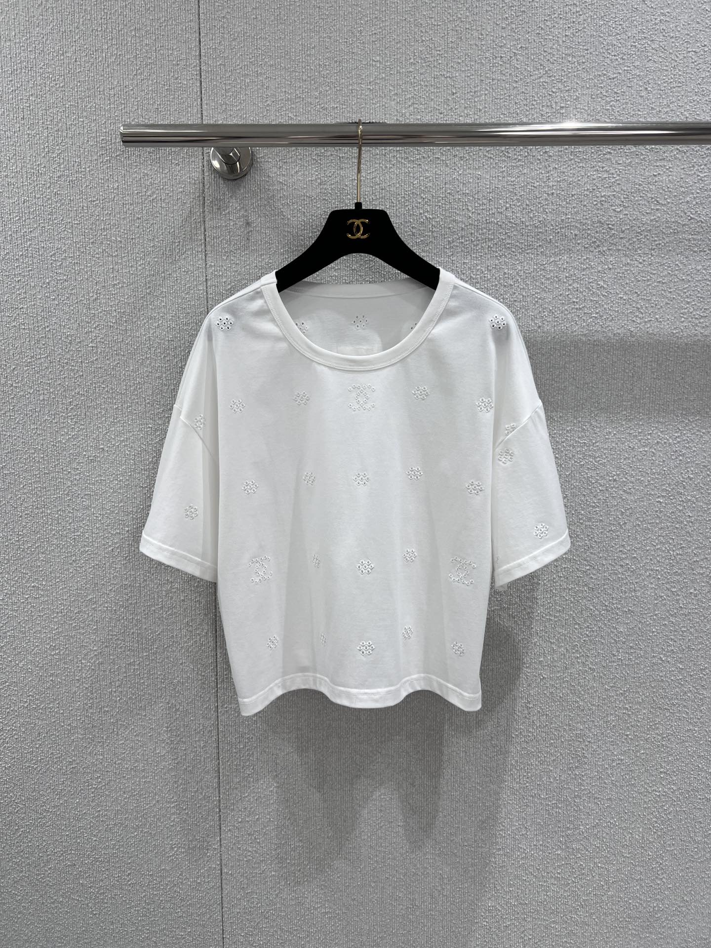 NO:735147,Supports exchange. Chane* 26C high-end manual fee series new hollow embroidered round neck short-sleeved T-shirt丨Exclusive high-end version!  Made of heavyweight cotton, it feels soft and skin-friendly, has just the right drape, and has a loose and short silhouette that is friendly to all body shapes. The entire body is decorated with delicate hollow embroidery flowers, and every stitch reveals the exquisite craftsmanship of a high-end handicraft workshop. The distressed cloth label on the back has a handwritten embroidered logo, which low-key highlights the identity and has a casual retro tone.  Whether worn with a high-waist skirt to create an elegant French style, or worn with a work skirt for a sweet and cool look, it can be the finishing touch in the look. It is a treasure item that can be worn from spring to midsummer. Ready-made S/M/L real shot details, chanel, skirts, T-shirt, tees, t-shirt,19860909支持换款 Chane* 26C高级手工费系列新款 镂空刺绣圆领短袖T恤丨独家高版出品！甄选重磅棉料打造,触感软糯亲肤,垂坠感恰到好处,宽松短款廓形对各种身形都很友好.整件衣身点缀着细腻的镂空刺绣小花,每一处针脚都透着高级手工坊的精湛工艺,背后的做旧布标上,以手写体刺绣logo,低调点明身份又带着随性复古的腔调.无论是搭配高腰半裙打造优雅法式风,还是配工装短裙穿出甜酷感,它都能成为造型里的点睛之笔,是一件可以从春天穿到盛夏的宝藏单品.现货发售S/M/L实拍细节图,,chanel,skirts,T-shirt,tees，t-shirt,,Women's clothing