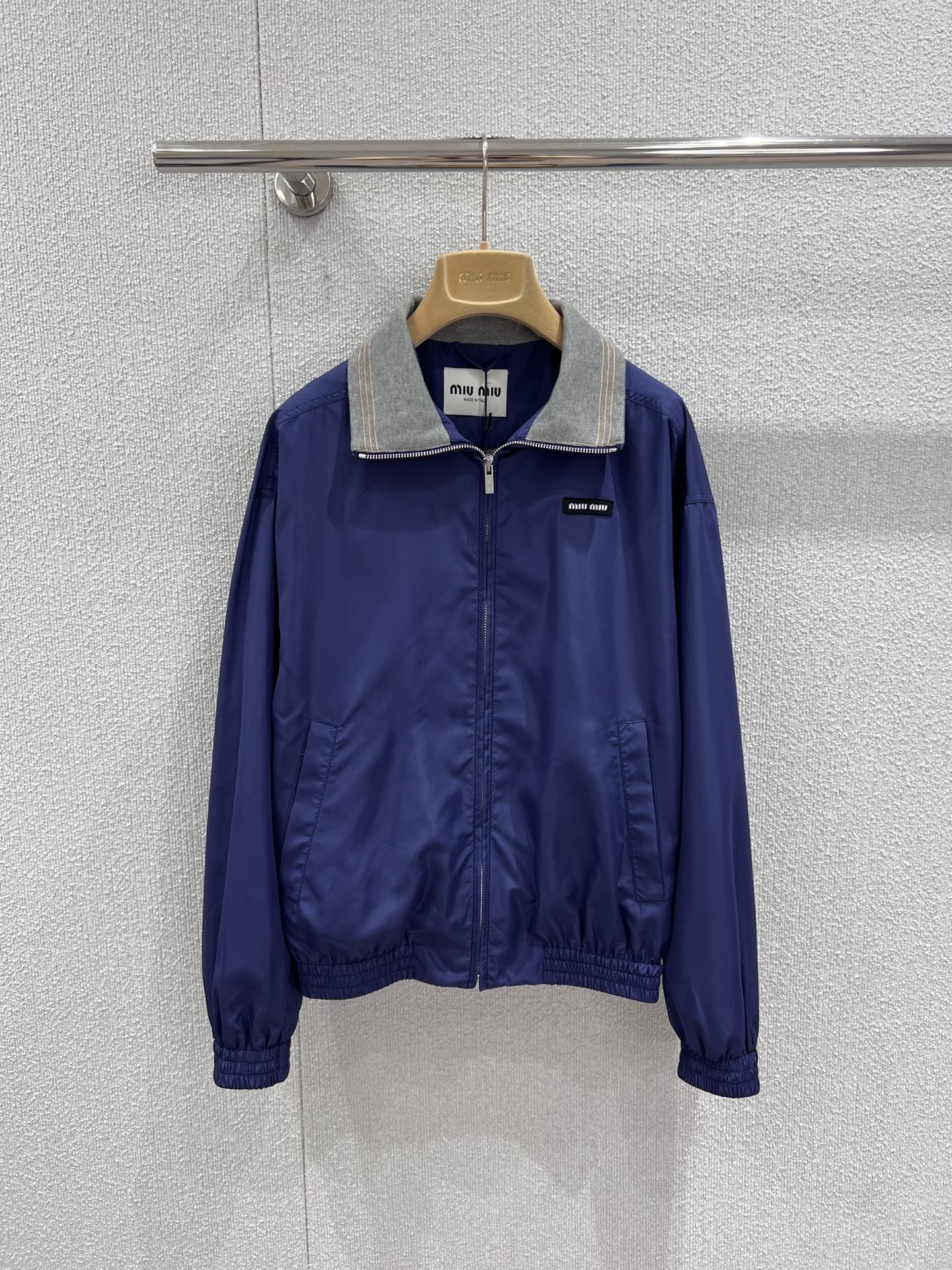 NO:735139,Support exchange MiuM*u 25Ss new early spring zipper long-sleeved lapel jacket丨exclusively developed by yb!  Top quality production!  It is made of windproof nylon fabric with a matte texture, which has a soft drape and a delicate luster under different lights. The iconic contrasting lapel design breaks the calmness of the dark purple tone and echoes the iconic retro college atmosphere. The loose shoulder cut with elastic cuffs and hem can not only modify the body shape, but also adapt to the needs of layering.  Wear it with a striped Polo shirt or a plaid dress, and you can easily create a relaxed yet sophisticated spring look. The mini logo on the chest discreetly points out your identity, making this jacket a versatile choice for daily outings and commuting. Ready-made S/M/L real shot details,, miumiu, skirts, jackets  & coats,jackets & coats,19860909支持换款 MiuM*u 25Ss早春新款 拉链长袖翻领夹克外套丨独家yb开发！顶级高版出品！选用哑光质感的防风尼龙面料,自带柔和的垂坠感,在不同光线下泛着细腻光泽.标志性的撞色翻领设计,打破了深紫色调的沉稳,呼应了标志性的复古学院氛围.宽松落肩剪裁配合松紧袖口与下摆,既能修饰身形,又能适配叠穿需求.内搭条纹Polo衫或格纹连衣裙,都能轻松打造松弛又精致的春日造型.胸前的迷你徽标低调点明身份,让这件外套成为日常出街与通勤的百搭之选.现货发售S/M/L实拍细节图,,miumiu,skirts,jackets & coats,jackets & coats,,Women's clothing