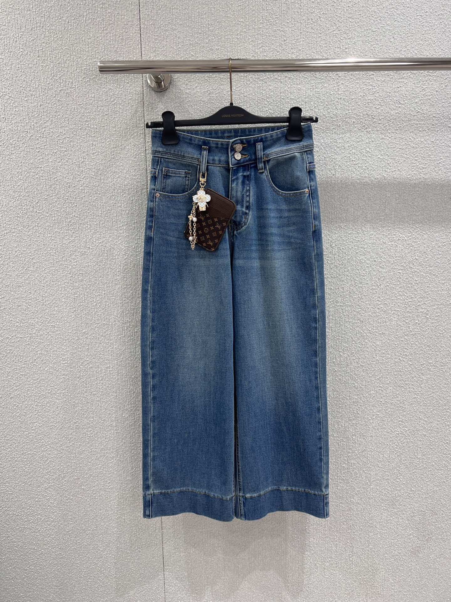 NO:735637,Support exchange Louis V*itt*n 26SS early spring new style metal flower bead chain bag jeans丨Exclusive high-end version!  Based on retro washed blues, the high-waisted wide-leg cut is neat and slimming, and the nine-point length and cuffed trouser legs add a casual tone. The iconic metal flower bead chain bag is the finishing detail, integrating the iconic Monogram element into daily wear, which is both a decoration and a practical accessory. The soft and crisp denim fabric has both comfort and style, making it an excellent choice for creating a relaxed commuting and casual look in early spring. Ready-made S/M/L real shot details, louis  vuitton,jeans,19860909支持换款 Louis V*itt*n 26SS早春新款 金属花珠链挂包牛仔裤丨独家高版出品！以复古水洗蓝调为基底,高腰阔腿剪裁利落显瘦,九分裤长与翻边裤脚设计更添随性腔调.标志性的金属花珠链挂包作为点睛细节,将标志性的Monogram元素融入日常穿搭,既是装饰也是实用小物.柔软挺括的牛仔面料兼具舒适度与造型感,是早春打造松弛感通勤、休闲造型的绝佳选择.现货发售S/M/L实拍细节图,,louis vuitton,jeans,,Women's clothing