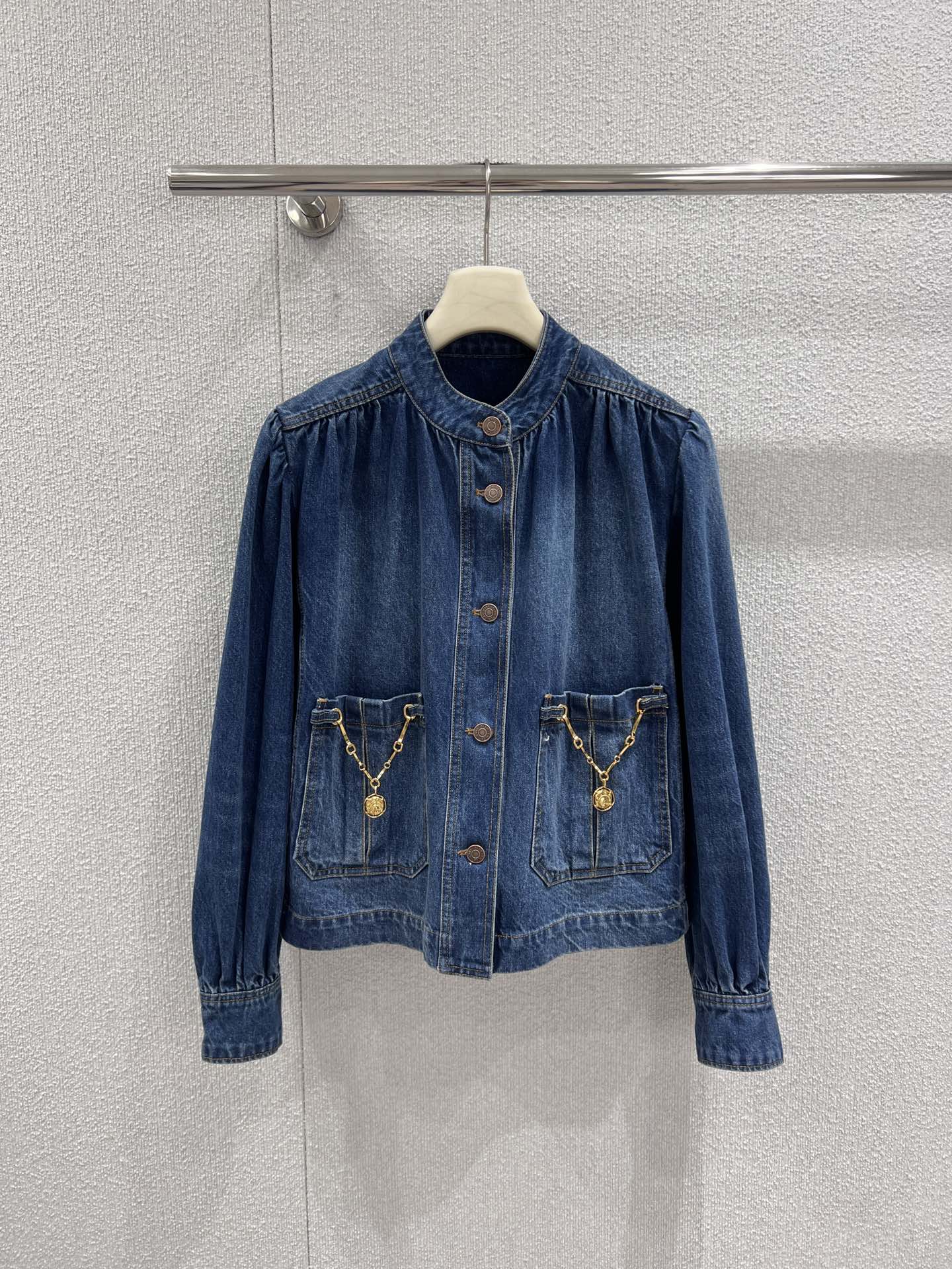 NO:740540,Support exchange CHL* 26ss early spring new style dark blue stand-up collar pleated puff sleeves chain decorated denim jacket丨Exclusively developed by yb!  Top quality production!  The delicate pleats at the stand-up collar echo the full puff sleeves on the shoulders, blending retro palace style into straightforward denim, creating a unique combination of femininity and toughness. The iconic golden chain and circular badge embellished on the front pocket are made of heavy washed denim fabric, which has been polished through multiple processes to create a natural aged texture, making it soft to wear.  It still has a crisp feel. Pair it with the wide-leg pants of the same series to create a casual French suit. Pair it with a lace shirt or knitted skirt to unlock more elegant possibilities. It is a rare style catalyst in the early spring wardrobe. Ready-made S/M/L real shot details, skirts, jackets  & coats,shirts,19860909支持换款 CHL* 26ss早春新款 深蓝立领褶皱泡泡袖链条装饰牛仔外套丨独家yb开发！顶级高版出品！立领处的细腻褶皱与肩头饱满的泡泡袖呼应,将复古宫廷风融入率性牛仔,碰撞出独特的柔美与硬朗.前袋点缀的标志性金色链条与圆形徽章,采用重磅水洗牛仔面料,经过多道工艺打磨出自然的做旧纹理,穿着柔软却不失挺括感,搭配同系列阔腿裤是随性自在的法式套装,内搭蕾丝衬衫或针织半裙则能解锁更多优雅可能,是早春衣橱里不可多得的风格催化剂.现货发售S/M/L实拍细节图,,skirts,jackets & coats,shirts,,Women's clothing