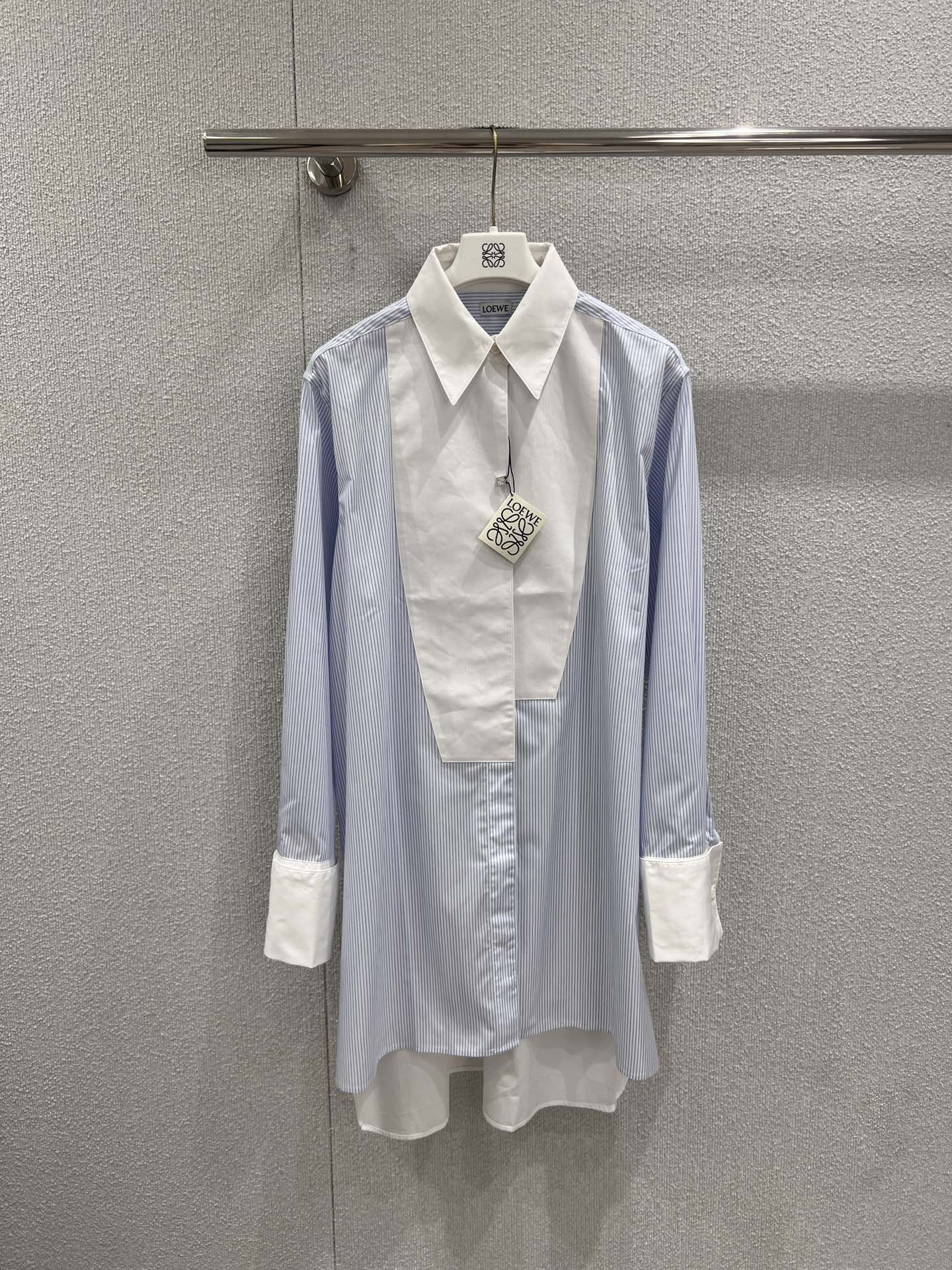 NO:735649,Supports exchange. Loew* 26Ss early spring new color block striped long loose shirt丨Exclusive high-end version!  Using structuralism, splicing, and asymmetric elements as DNA elements, supplemented by minimalist design techniques, it explores the relationship and changes of clothing shapes and forms in different spaces~ It also has a trendy fashion style that is neutral yet feminine. It can be matched with any bottoms in the wardrobe to easily create a relaxed outfit~ Real-shot details of S/M/L ready for sale, loewe, shirts,19860909支持换款 Loew* 26Ss早春新款 拼色条纹长款宽松衬衫丨独家高版出品！以结构主义、拼接、不对称元素为DNA元素,辅以极简设计手法,探究服装形态与形式在不同空间 关系和变化~更有一种潮流时尚风范,中性又不失柔美,可以与衣橱里的任何下装搭配,轻松打造松弛感穿搭~ 现货发售S/M/L实拍细节图,,loewe,shirts,,Women's clothing