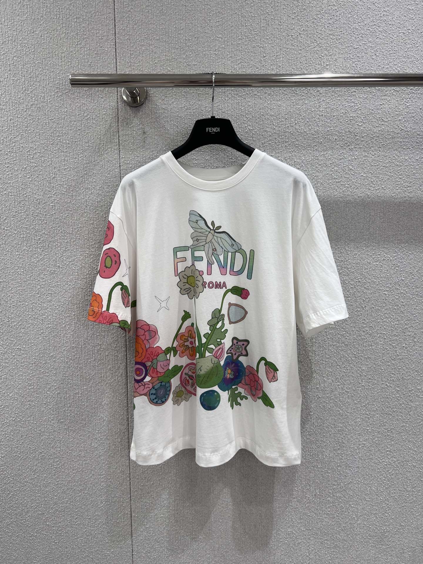 NO:740542,Supports exchange Fend* 26ss new spring and summer multi-color floral print round neck short-sleeved T-shirt丨Exclusively developed by yb!  Top quality production!  Pure white is the base, bringing the colorful spring garden into the body of the garment. The soft macaron tones outline the blooming flowers and smart butterflies, and are matched with gradient color logos, which are fresh and playful. The loose shoulder cut is suitable for various body shapes, and the imported high-count cotton fabric has both crisp texture and skin-friendly breathability, making it easy to wear casually  The hem is knotted to create a waist-exposed look, which can also be worn with skirts and jeans for easy outing. It is the perfect choice to unlock the sweet and cool style of spring and summer. Ready-made S/M/L real-shot detailed pictures, fendi, skirts, jeans, T-shirts, tees, t-shirts,19860909支持换款 Fend* 26ss春夏新款 多色花卉印花圆领短袖T恤丨独家yb开发！顶级高版出品！纯白为底,将缤纷烂漫的春日花园搬进衣身.柔和的马卡龙色调勾勒出盛放的花朵与灵动蝴蝶,搭配渐变彩色标识,清新中透着俏皮活力.宽松落肩剪裁适配多元身形,进口高支棉面料兼具挺括质感与亲肤透气性,可随性下摆打结打造露腰造型,也能搭配半裙、牛仔裤轻松出街,是解锁春夏甜酷风格的点睛之选.现货发售S/M/L实拍细节图,,fendi,skirts,jeans,T-shirt,tees，t-shirt,,Women's clothing