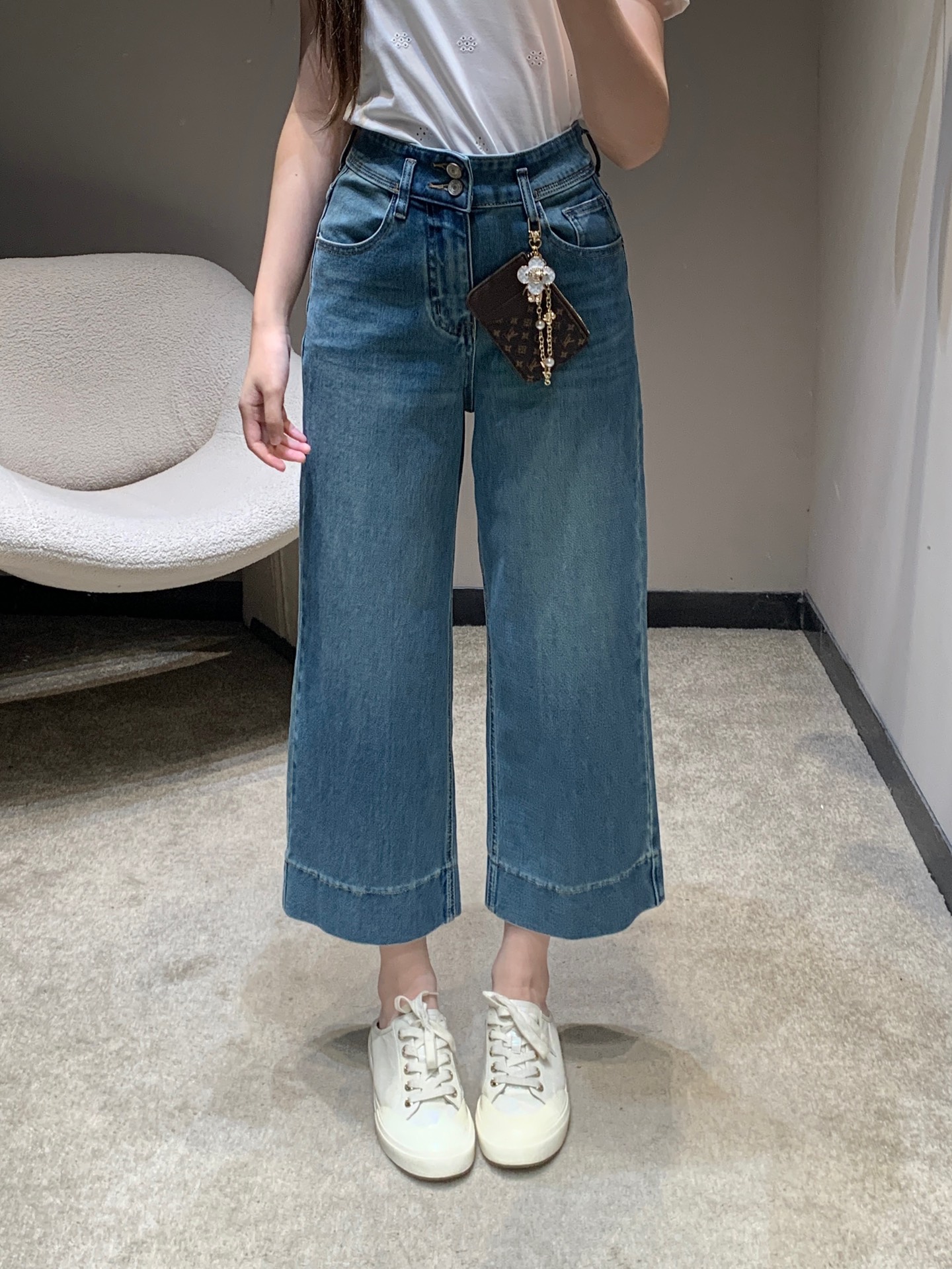 NO:735639,Louis V*itt*n 26SS early spring new style metal flower bead chain bag jeans丨Exclusive high-end version!  Based on retro washed blues, the high-waisted wide-leg cut is neat and slimming, and the nine-point length and cuffed trouser legs add a casual tone. The iconic metal flower bead chain bag is the finishing detail, integrating the iconic Monogram element into daily wear, which is both a decoration and a practical accessory. The soft and crisp denim fabric has both comfort and style, making it an excellent choice for creating a relaxed commuting and casual look in early spring. Available now S/M/L, Louis  vuitton,jeans,19860909Louis V*itt*n 26SS早春新款 金属花珠链挂包牛仔裤丨独家高版出品！以复古水洗蓝调为基底,高腰阔腿剪裁利落显瘦,九分裤长与翻边裤脚设计更添随性腔调.标志性的金属花珠链挂包作为点睛细节,将标志性的Monogram元素融入日常穿搭,既是装饰也是实用小物.柔软挺括的牛仔面料兼具舒适度与造型感,是早春打造松弛感通勤、休闲造型的绝佳选择.现货发售S/M/L,,louis vuitton,jeans,,Women's clothing