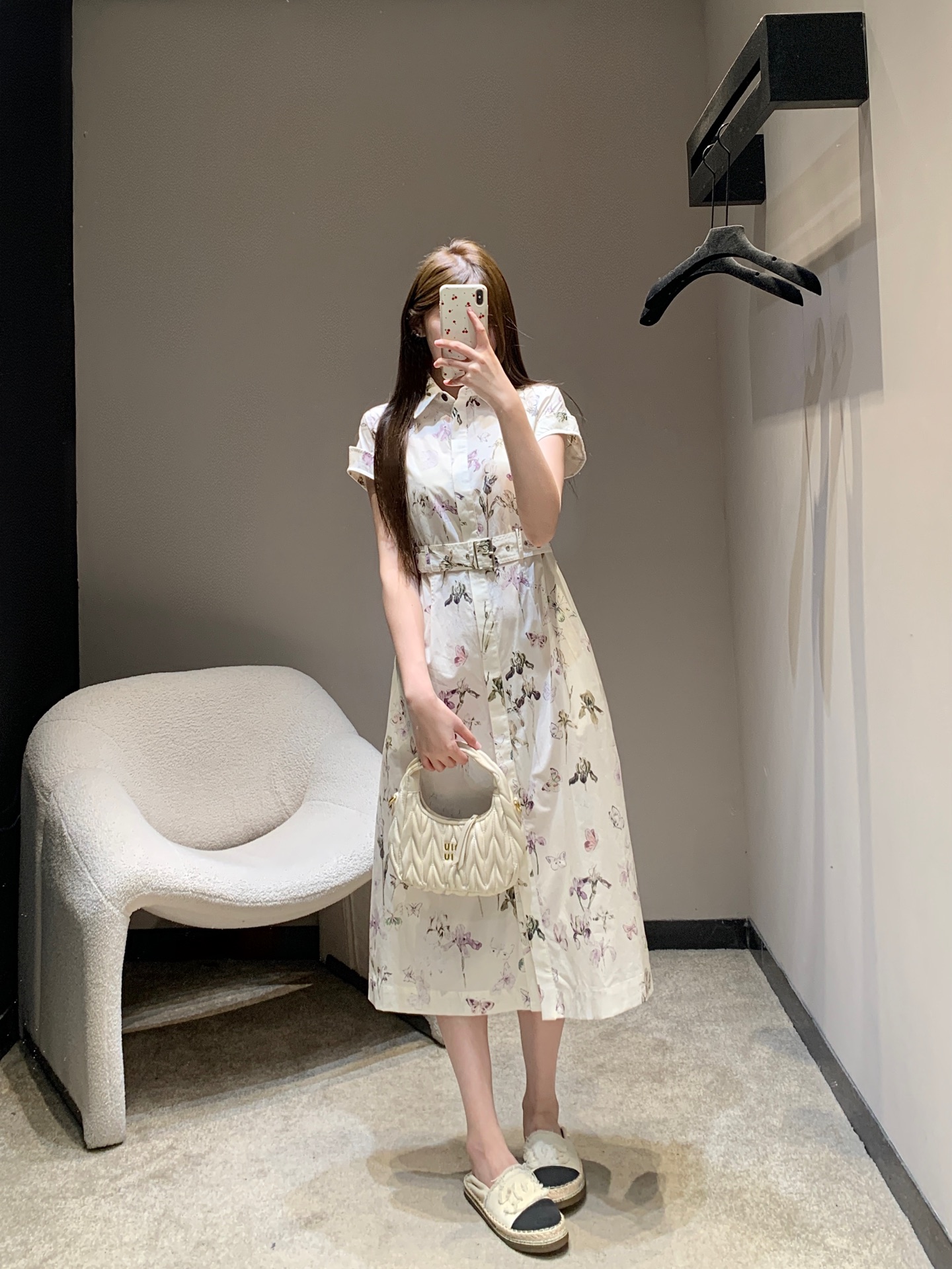 NO:740535,Dio* 26Ss early spring new style printed belted short-sleeved mid-length shirt dress | Exclusive high-end version!  With a pure off-white base, ink prints of iris and butterflies are laid out on the skirt, giving it a hazy poetic quality. The shirt collar and small flying sleeves are designed with French elegance, the same fabric belt around the waist outlines the waistline, and the A-line skirt gently covers the flesh. Breathable cotton fabric  Adapted to the spring temperature, it can be an excellent choice to create a relaxing and romantic feeling whether it is an outing or a date and commuting. Available in stock S/M/L, dior, skirts, shirts, T-shirt,19860909Dio* 26Ss早春新款 印花系腰带短袖中长衬衫裙丨独家高版出品！以纯净米白为底,将鸢尾花与蝴蝶的水墨印花铺陈于裙身,自带朦胧诗意.衬衫领与小飞袖设计注入法式优雅,腰间同面料腰带勾勒腰线,A字裙摆温柔遮肉.透气棉质面料适配春日温度,无论是踏青出游还是约会通勤,都能成为打造松弛浪漫感的绝佳选择.现货发售S/M/L,,dior,skirts,shirts,T-shirt,,Women's clothing