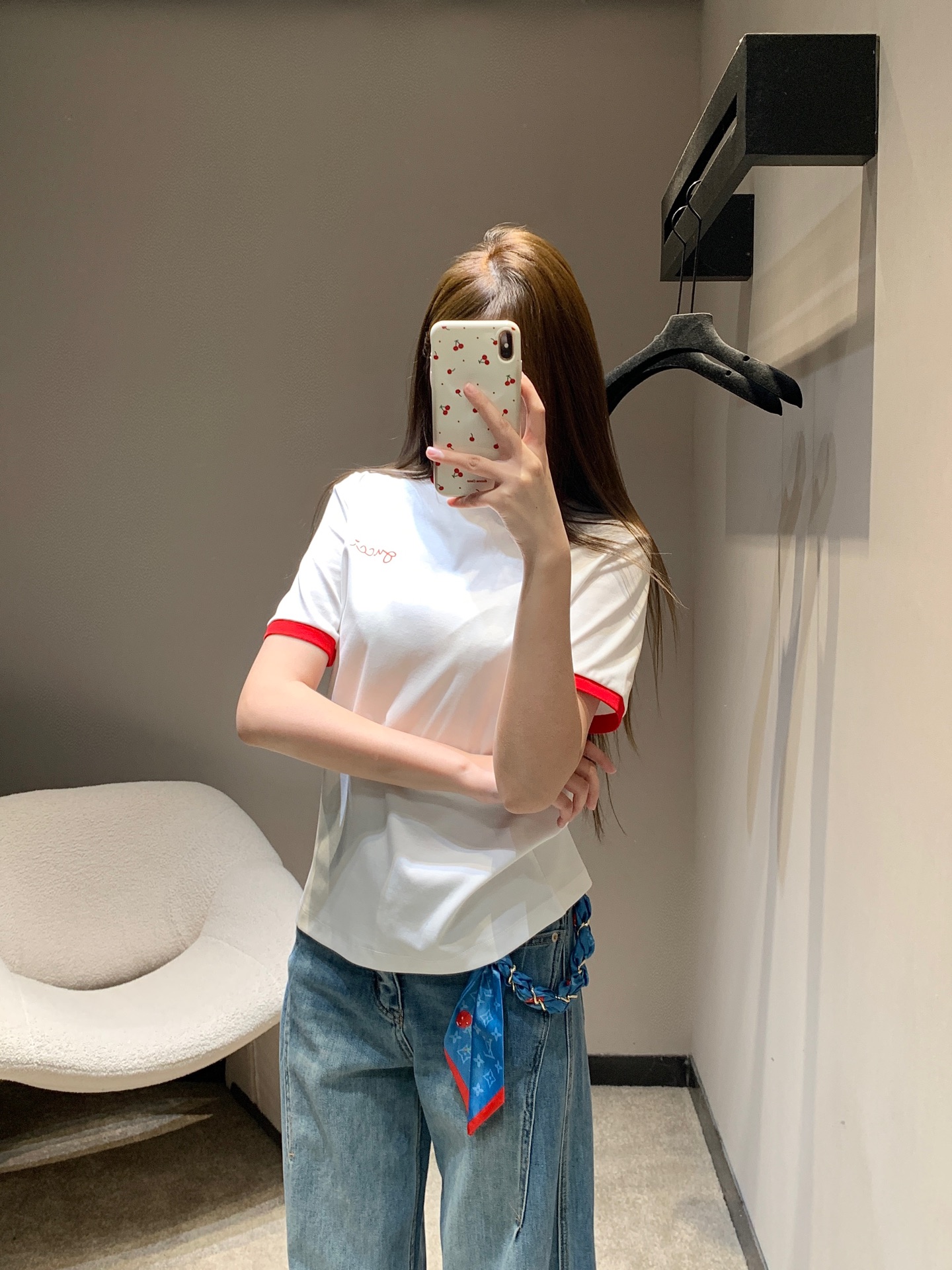 NO:735632,Gu*ci 26Ss new spring and summer style contrasting edge round neck short-sleeved T-shirt丨Exclusive high-end version!  Based on the classic round neck, the contrasting hemming of the collar and cuffs injects fresh tension. The low-key letter print on the chest continues the iconic aesthetics, and the pure cotton fabric brings a breathable and skin-friendly wearing experience. Black/pink/white are available in three colors. Whether paired with jeans to create a casual street feel, or layered with a suit to create a commuting look, it can become a versatile ace in the wardrobe. Available in stock S/M/L, jeans, T-shirt, tees, t-shirt, business suit,19860909Gu*ci 26Ss春夏新款 撞色边圆领短袖T恤丨独家高版出品！以经典圆领为基底,领口与袖口的撞色包边注入鲜活张力.胸前低调的字母印花延续标志性美学,纯棉面料带来透气亲肤的穿着体验.黑/粉/白三色可选,无论是搭配牛仔裤打造随性街头感,还是与西装叠穿塑造通勤造型,都能成为衣橱里的百搭王牌.现货发售S/M/L,,jeans,T-shirt,tees，t-shirt,business suit,,Women's clothing