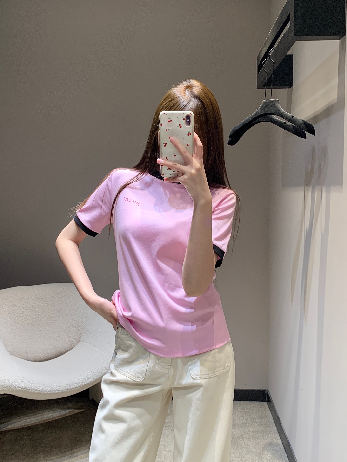 NO:735647,Gu*ci 26Ss new spring and summer style contrasting edge round neck short-sleeved T-shirt丨Exclusive high-end version!  Based on the classic round neck, the contrasting hemming of the collar and cuffs injects fresh tension. The low-key letter print on the chest continues the iconic aesthetics, and the pure cotton fabric brings a breathable and skin-friendly wearing experience. Black/pink/white are available in three colors. Whether paired with jeans to create a casual street feel, or layered with a suit to create a commuting look, it can become a versatile ace in the wardrobe. Available in stock S/M/L, jeans, T-shirt, tees, t-shirt, business suit,19860909Gu*ci 26Ss春夏新款 撞色边圆领短袖T恤丨独家高版出品！以经典圆领为基底,领口与袖口的撞色包边注入鲜活张力.胸前低调的字母印花延续标志性美学,纯棉面料带来透气亲肤的穿着体验.黑/粉/白三色可选,无论是搭配牛仔裤打造随性街头感,还是与西装叠穿塑造通勤造型,都能成为衣橱里的百搭王牌.现货发售S/M/L,,jeans,T-shirt,tees，t-shirt,business suit,,Women's clothing