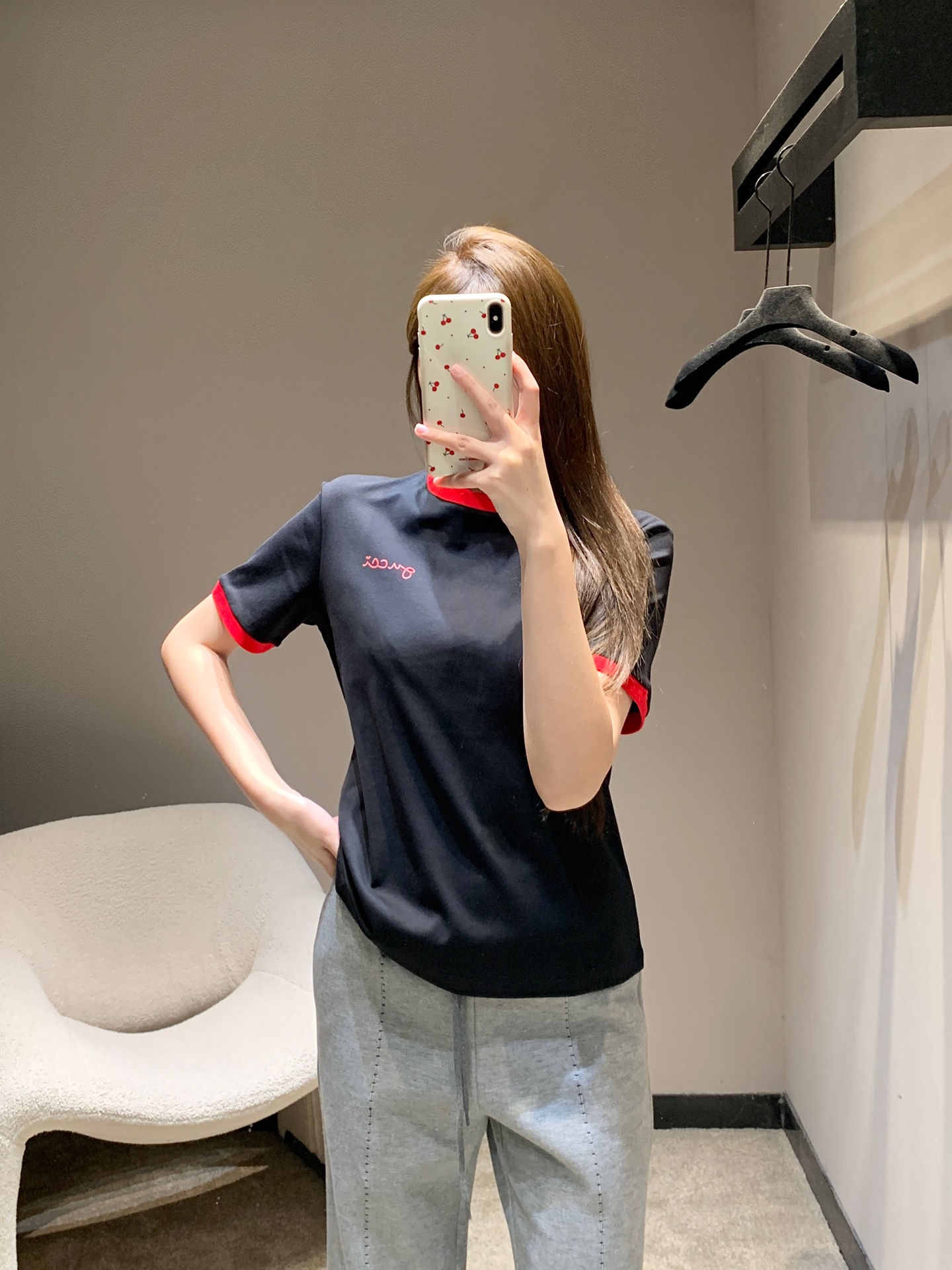 NO:735643,Gu*ci 26Ss new spring and summer style contrasting edge round neck short-sleeved T-shirt丨Exclusive high-end version!  Based on the classic round neck, the contrasting hemming of the collar and cuffs injects fresh tension. The low-key letter print on the chest continues the iconic aesthetics, and the pure cotton fabric brings a breathable and skin-friendly wearing experience. Black/pink/white are available in three colors. Whether paired with jeans to create a casual street feel, or layered with a suit to create a commuting look, it can become a versatile ace in the wardrobe. Available in stock S/M/L, jeans, T-shirt, tees, t-shirt, business suit,19860909Gu*ci 26Ss春夏新款 撞色边圆领短袖T恤丨独家高版出品！以经典圆领为基底,领口与袖口的撞色包边注入鲜活张力.胸前低调的字母印花延续标志性美学,纯棉面料带来透气亲肤的穿着体验.黑/粉/白三色可选,无论是搭配牛仔裤打造随性街头感,还是与西装叠穿塑造通勤造型,都能成为衣橱里的百搭王牌.现货发售S/M/L,,jeans,T-shirt,tees，t-shirt,business suit,,Women's clothing