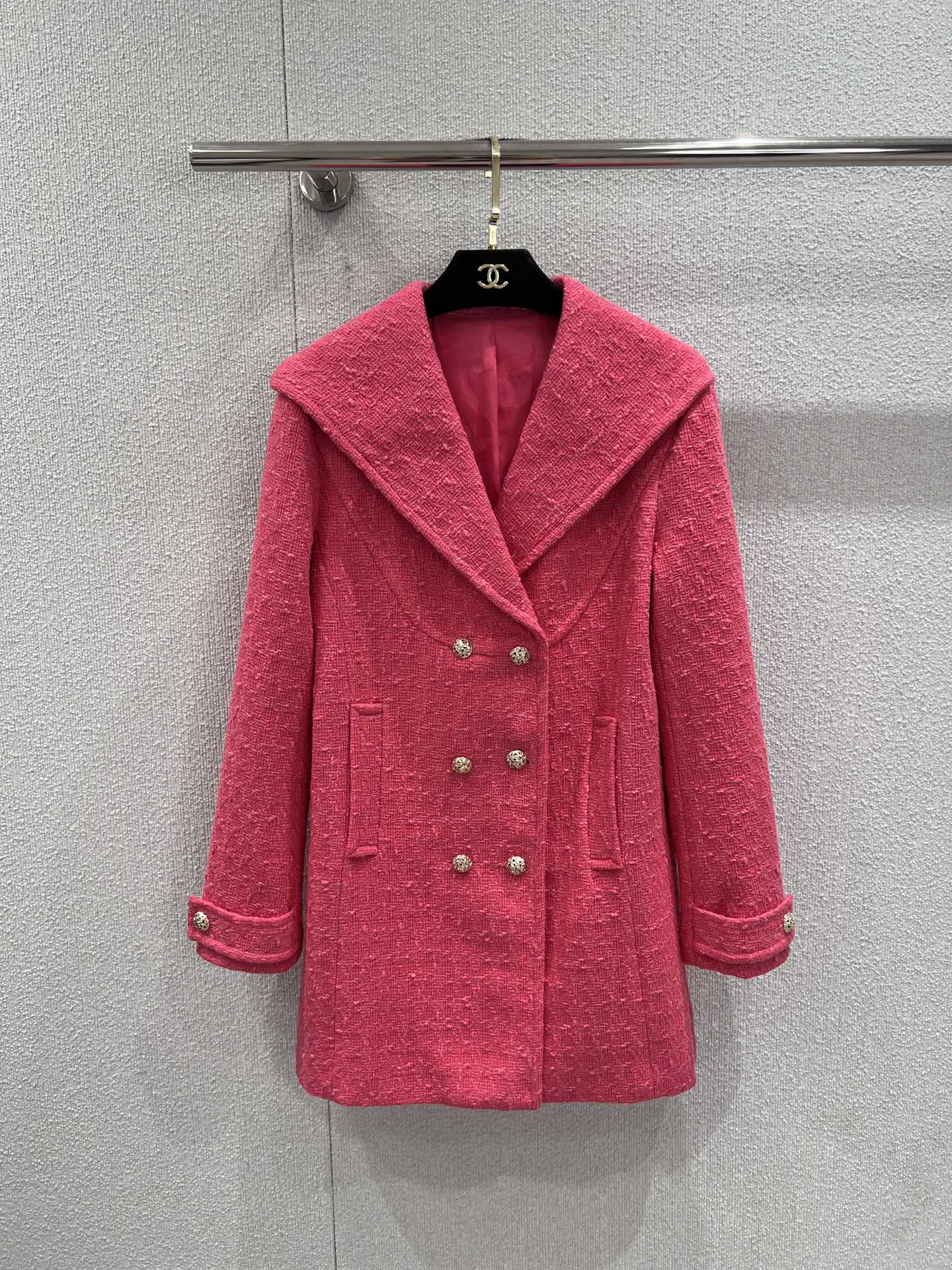 NO:740537,Supports exchange Chane* 26C advanced handmade workshop series new tweed double-breasted navy collar mid-length coat丨Exclusively developed by yb!  High quality production!  The iconic cotton tweed is used as the fabric, and the bright scenery of the Italian lakeside is integrated into the design. The classic combination of double-breasted buttons and navy collar injects French elegance into the silhouette. Bright pink and deep navy blue two-tone colors are available, and the metal buttons continue to be high-definition.  Festival. Whether worn as an outer skirt to create a party look, or worn alone as a skirt to interpret street fashion, it can become a high-end finishing touch in the early spring wardrobe. Ready-made S/M/L real shot details, chanel, skirts,19860909支持换款 Chane* 26C高级手工坊系列新款 粗花呢双排扣海军领中长款大衣丨独家yb开发！高版出品！以标志性棉质斜纹软呢为面料,将意大利湖畔的明媚风光融入设计.双排扣与海军领的经典组合,在廓形中注入法式优雅,明艳的粉红与深邃的藏蓝双色调可选,金属纽扣延续高定细节.无论是作为裙装外搭打造宴会造型,还是单穿成裙诠释街头时髦感,都能成为早春衣橱里的高定级点睛之笔.现货发售S/M/L实拍细节图,,chanel,skirts,,Women's clothing