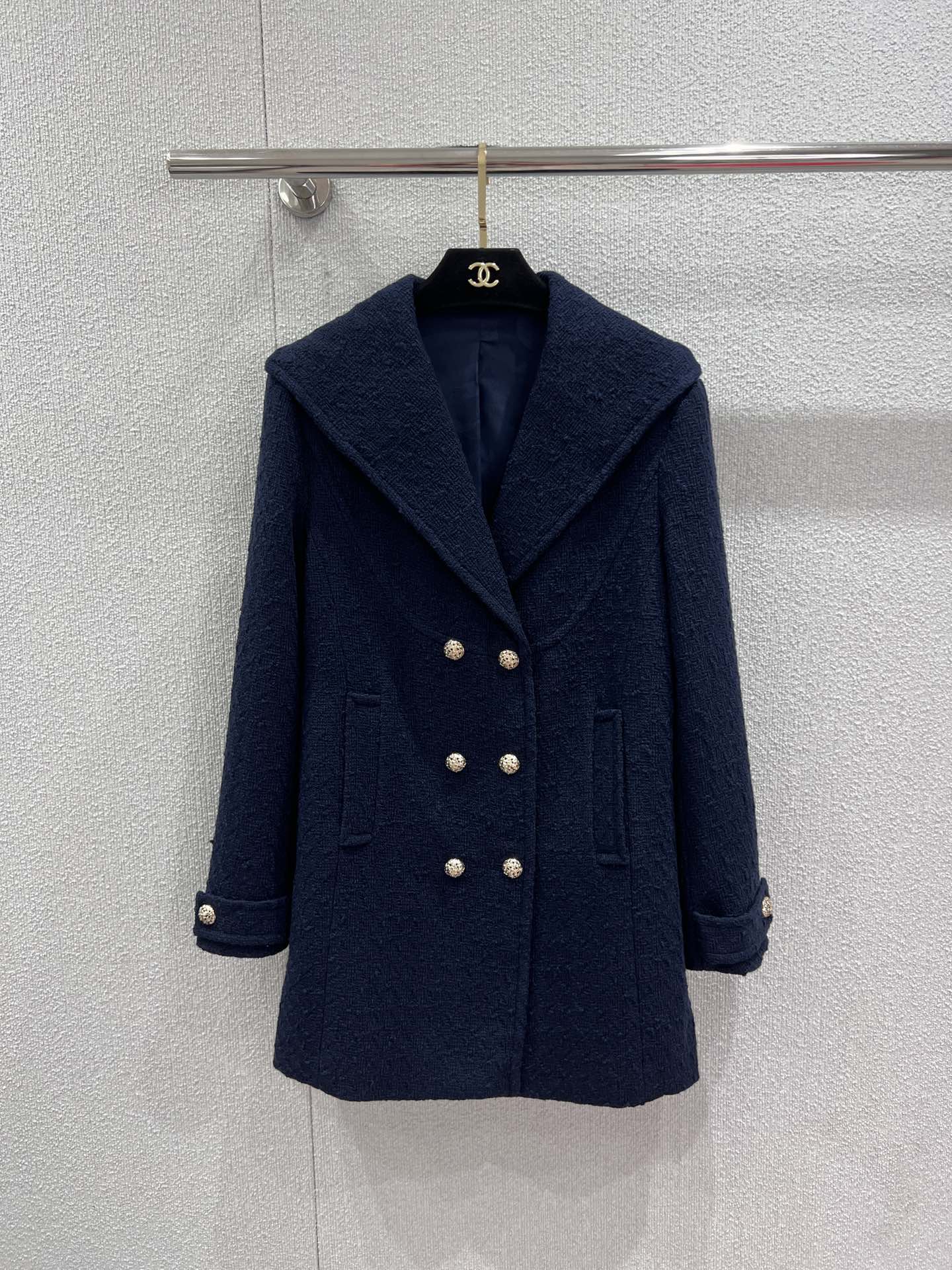 NO:738630,Supports exchange Chane* 26C advanced handmade workshop series new tweed double-breasted navy collar mid-length coat丨Exclusively developed by yb!  High quality production!  The iconic cotton tweed is used as the fabric, and the bright scenery of the Italian lakeside is integrated into the design. The classic combination of double-breasted buttons and navy collar injects French elegance into the silhouette. Bright pink and deep navy blue two-tone colors are available, and the metal buttons continue to be high-definition.  Festival. Whether worn as an outer skirt to create a party look, or worn alone as a skirt to interpret street fashion, it can become a high-end finishing touch in the early spring wardrobe. Ready-made S/M/L real shot details, chanel, skirts,19860909支持换款 Chane* 26C高级手工坊系列新款 粗花呢双排扣海军领中长款大衣丨独家yb开发！高版出品！以标志性棉质斜纹软呢为面料,将意大利湖畔的明媚风光融入设计.双排扣与海军领的经典组合,在廓形中注入法式优雅,明艳的粉红与深邃的藏蓝双色调可选,金属纽扣延续高定细节.无论是作为裙装外搭打造宴会造型,还是单穿成裙诠释街头时髦感,都能成为早春衣橱里的高定级点睛之笔.现货发售S/M/L实拍细节图,,chanel,skirts,,Women's clothing