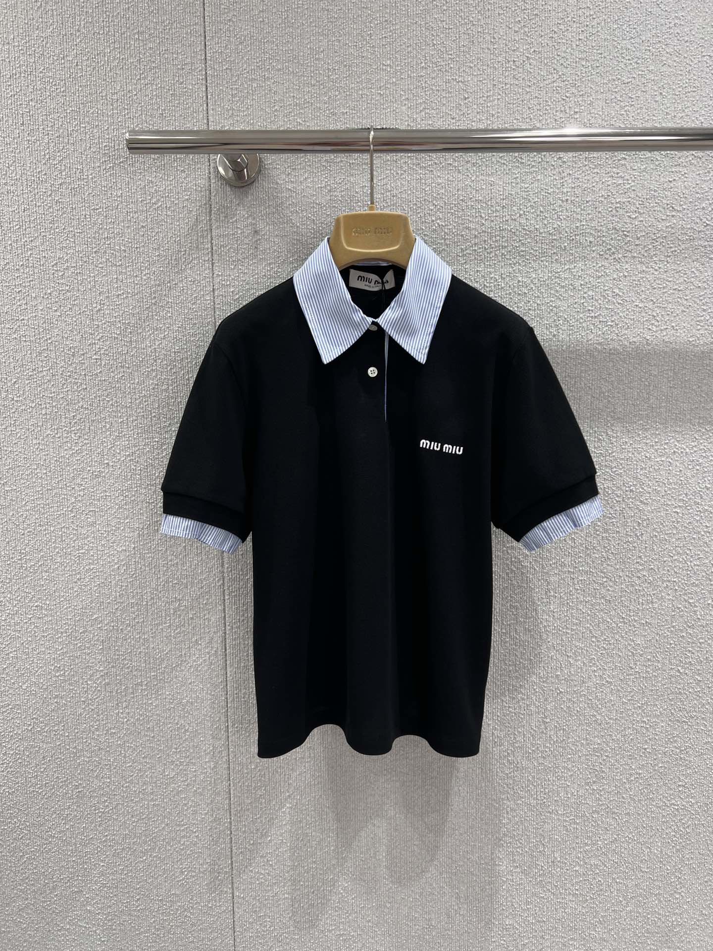 NO:735633,Support exchange MiuMi* 26Ss early spring new style contrasting lapel short-sleeved Polo shirt | Exclusively developed by yb!  Top quality production!  With classic black as the base color, the collar and cuffs are spliced ​​with white and blue pinstripes, which instantly injects college-style vitality. The letter logo on the chest is low-key and exquisite, and the loose fit is suitable for various body shapes. The soft cotton fabric is skin-friendly and breathable. Whether paired with a short skirt to create a sweet girl look, or combined with jeans for a casual street look, it can become a versatile king in the early spring wardrobe. Ready-made S/M/L real shot details, miumiu, skirts, jeans, T-shirt,19860909支持换款 MiuMi* 26Ss早春新款 撞色翻领短袖Polo衫丨独家yb开发！顶级高版出品！以经典黑色为底色,领口与袖口拼接白蓝细条纹翻边,瞬间注入学院风活力.胸前的字母logo低调精致,宽松版型适配各种身形,软乎乎的棉质面料亲肤透气.无论是搭配短裙打造甜妹造型,还是与牛仔裤组合出随性街头感,都能成为早春衣橱里的百搭王.现货发售S/M/L实拍细节图,,miumiu,skirts,jeans,T-shirt,,Women's clothing