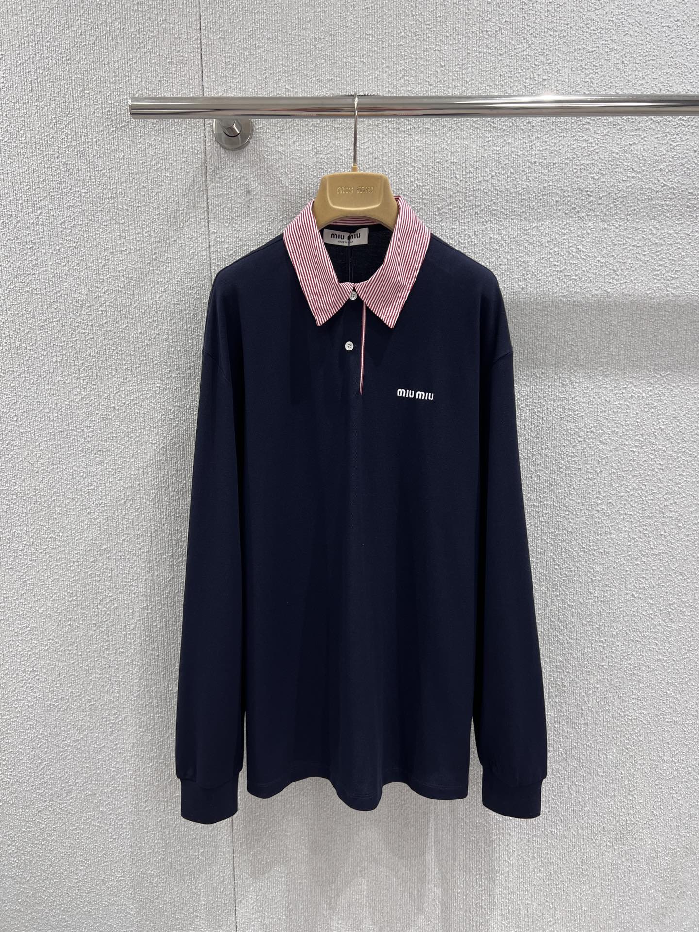 NO:735631,Support exchange Miu Mi* 26Ss early spring new style micro-label embroidery contrasting color lapel long-sleeved POLO shirt | Exclusively developed by yb!  Top quality production!  With deep navy as the background color, the red and white pinstripe lapels instantly brighten the overall look and inject full college vitality. The letter embroidery on the chest is low-key and exquisite, the loose shoulder style is friendly to all body shapes, and the soft and waxy cotton fabric is both warm and breathable.  Sexy. Pair the lower body with shorts to play with the bottom, or pair it with jeans to create a casual and relaxed feeling. It can easily become the sweet and cool focus of early spring. Ready-made S/M/L real shot details,,miumiu,shorts,jeans,19860909支持换款 Miu Mi* 26Ss早春新款 微标刺绣撞色翻领长袖POLO衫丨独家yb开发！顶级高版出品！以深邃藏蓝为底色,红白细条纹翻领瞬间点亮整体造型,注入满满的学院活力.胸前的字母刺绣低调精致,宽松落肩版型对各种身形都很友好,软糯的棉质面料兼具保暖性与透气性.下身搭配短裤玩下衣失踪,或是配牛仔裤打造随性松弛感,都能轻松成为早春的甜酷焦点.现货发售S/M/L实拍细节图,,miumiu,shorts,jeans,,Women's clothing