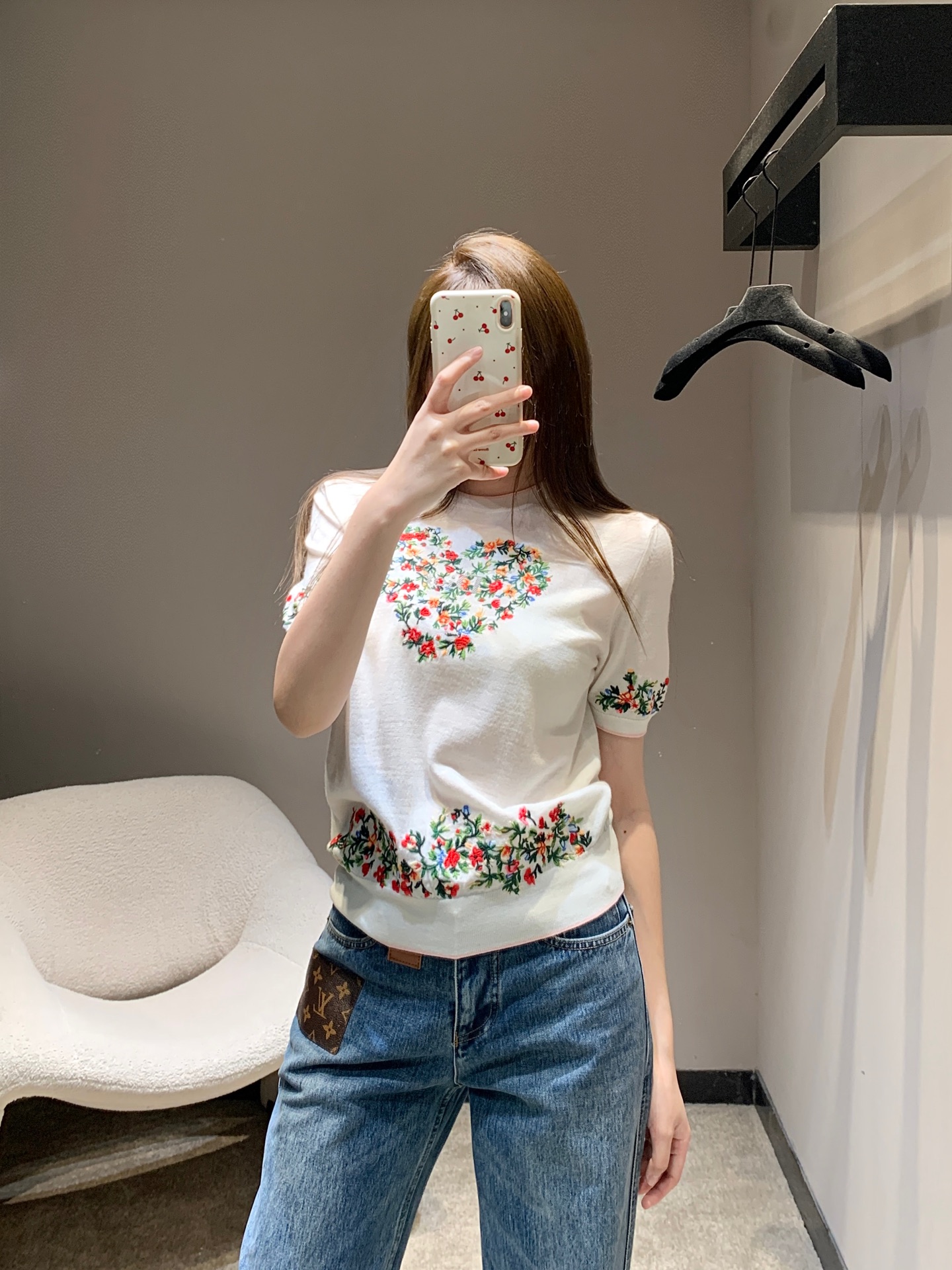 NO:736030,Dio* 26Ss new early spring floral embroidered wool sweater丨exclusively developed by yb!  Top quality production!  The heart-shaped flower embroidery is interwoven with multi-color silk threads, with full layers and exquisite details; the wool fabric has been specially treated to have both a delicate touch and a crisp drape feeling, and the pink hemming details enhance the overall sophistication. It is suitable for jeans, skirts and other bottoms, and is a light and luxurious item that can last through the four seasons. Available now in S/M/L, dior, skirts, jeans,19860909Dio* 26Ss早春新款 花卉刺绣羊毛针织衫丨独家yb开发！顶级高版出品！心形花卉刺绣采用多色丝线交织,层次饱满且细节精致；羊毛面料经过特殊处理,兼具细腻触感与挺括垂坠感,粉色包边细节提升整体精致度.适配牛仔裤、半裙等多种下装,是一件能贯穿四季的轻奢刚需单品.现货发售S/M/L,,dior,skirts,jeans,,Women's clothing