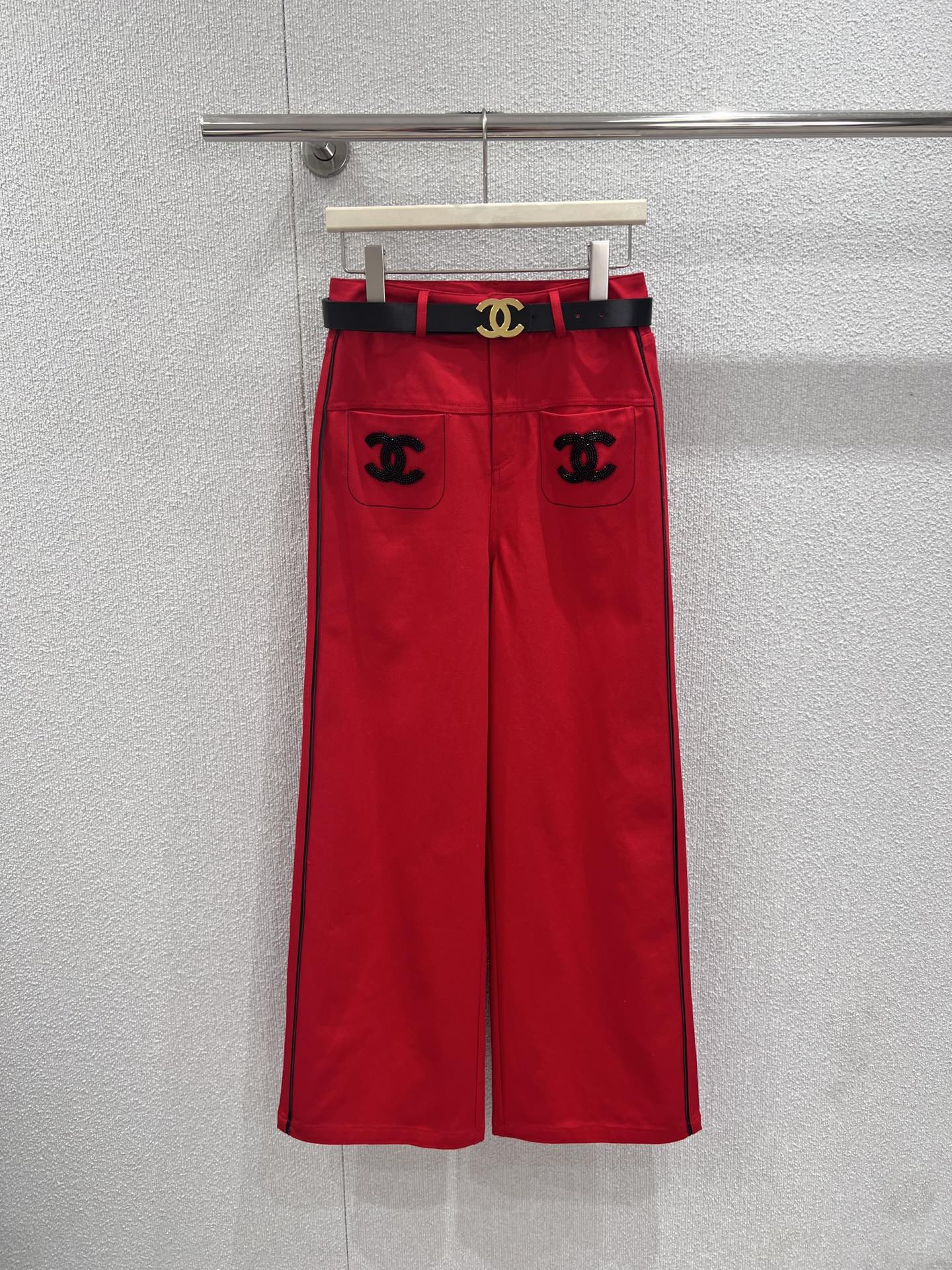 NO:736032,Supports exchange of Chan*l 26Ss new early spring red denim trousers丨Exclusive high-end version!  Highly saturated red breaks the classic frame of denim. The double pockets on the front are embellished with hand-beaded Double C logos, which shed a delicate luster under the light. The black piping on the sides outlines neat lines, and is paired with a black gold belt from the same series to accurately tighten the waistline. The stiff denim fabric has a drapey feel.  With a sense of silhouette, the wide-leg tailoring modifies the leg shape. Whether paired with a knitted top from the same series or a simple white T, it can easily handle New Year parties and daily commuting. It is a high-shine presence in the wardrobe. Ready-made S/M/L real shot details,,chanel,19860909支持换款 Chan*l 26Ss早春新款 红色牛仔长裤丨独家高版出品！以高饱和正红打破牛仔的经典框架.前幅双口袋缀以手工订珠双C徽标,在光线下流转细腻光泽；侧边黑色滚边勾勒利落线条,搭配同系列黑金腰带,精准收束腰线.挺括牛仔面料兼具垂坠感与廓形感,阔腿剪裁修饰腿型,无论是搭配同系列针织上衣还是简约白T,都能轻松驾驭新年派对与日常通勤,是衣橱里自带高光的存在.现货发售S/M/L实拍细节图,,chanel,,Women's clothing