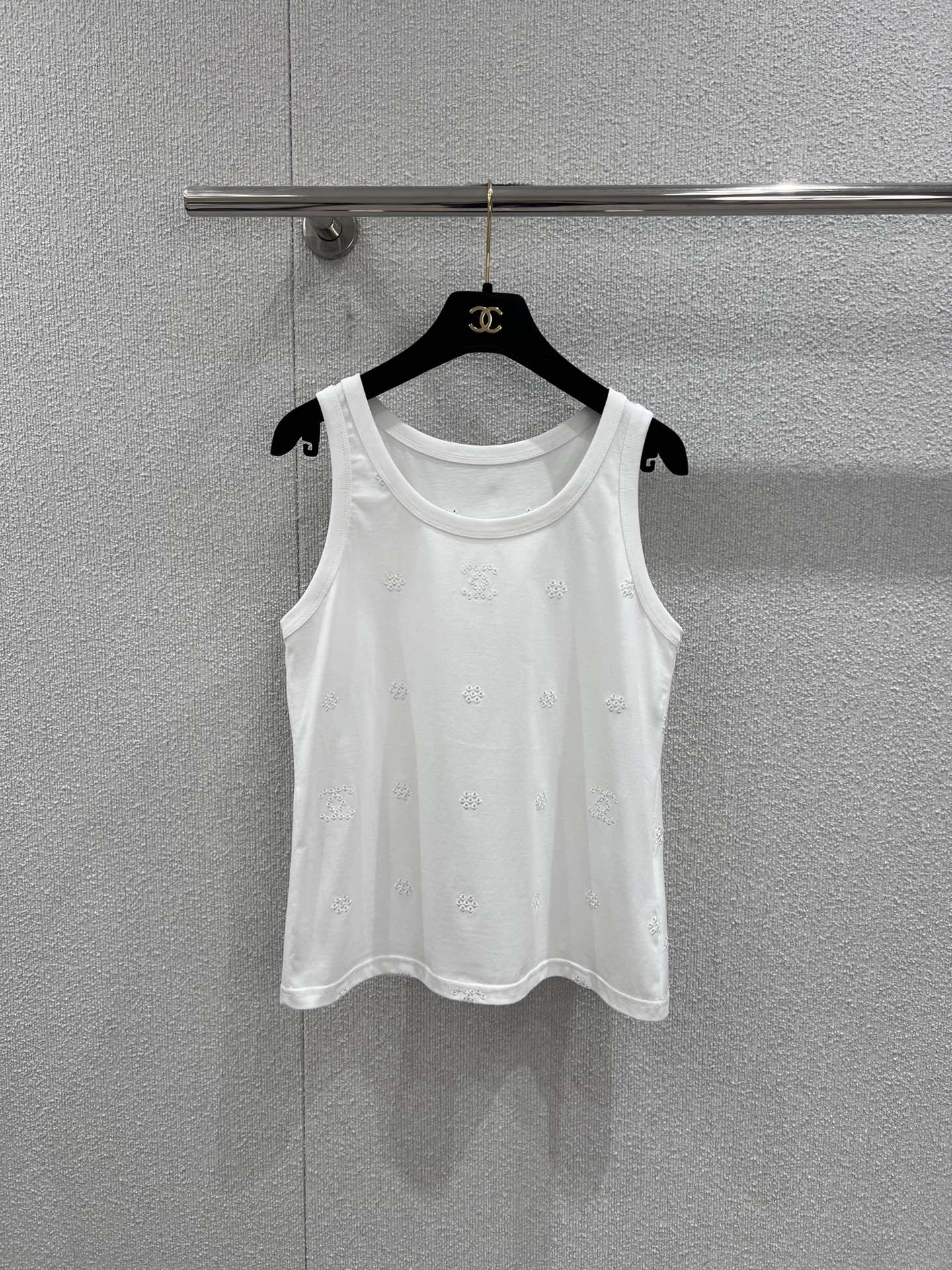 NO:736503,Supports exchange of styles Chane* 26C Advanced Handicraft Workshop Series Double C Hollow Flower Embroidered Vest丨Exclusively developed by yb!  High quality production!  Select soft and skin-friendly cotton fabrics, paired with the iconic double C hollow flower embroidery, and every stitch embodies the exquisite craftsmanship of the workshop. The low-key round neck and wide shoulder strap design outlines neat lines, which can be worn alone to show a sense of relaxation, or layered as an inner layer to create layers. There is no need to deliberately show off, but it has a high-end texture. Ready-made S/M/L real shot details,, chanel,19860909支持换款 Chane* 26C高级手工坊系列 双C镂空花朵刺绣背心丨独家yb开发！高版出品！甄选柔软亲肤的棉质面料,搭配标志性双C镂空花朵刺绣,每一处针脚都凝聚着工坊的精湛工艺.低调的圆领与宽肩带设计,勾勒出利落线条,既可单穿彰显松弛感,也可作为内搭叠出层次.无需刻意张扬,便自带高级质感.现货发售S/M/L实拍细节图,,chanel,,Women's clothing