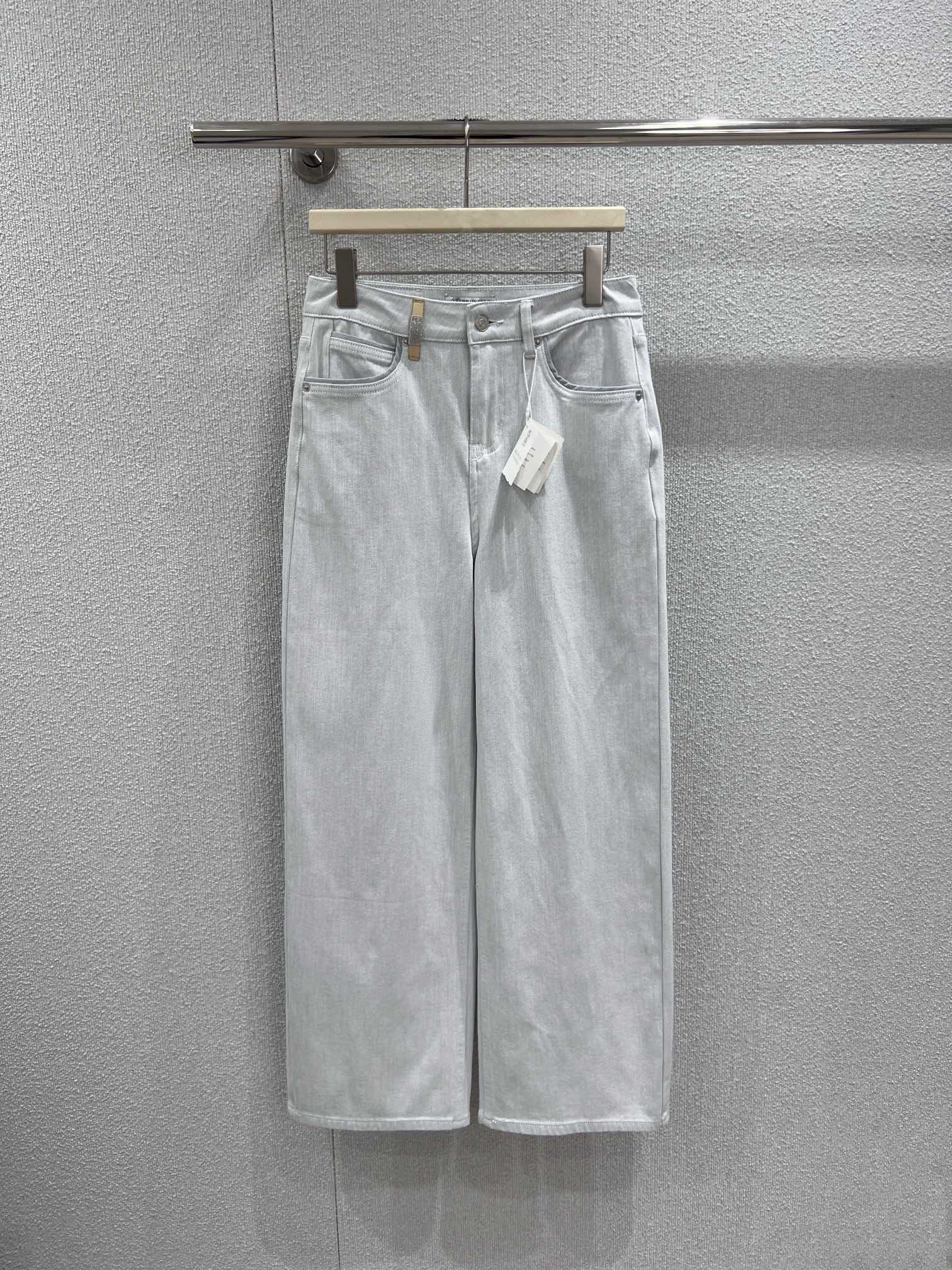 NO:736485,Support exchange Brunello cucinelli* 26Ss early spring new style simple style light blue denim trousers丨Exclusive high-end version!  High-count cotton blended denim fabric is selected, and after a special washing process, it presents a soft light blue tone. It feels as soft as a cloud, but maintains a neat drape. The high-waisted wide-leg tailoring modifies the leg shape, and the iconic metal patches and leather straps at the waist are a footnote of low-key luxury. No unnecessary decoration is needed, and it has a high-end texture. Ready-made S/M/L real shot details, brunello cucinelli,19860909支持换款 Brunello cucinelli* 26Ss早春新款 简约风浅蓝牛仔长裤丨独家高版出品！甄选高支棉混纺牛仔面料,经过特殊水洗工艺呈现出柔和的浅蓝调,触感柔软如云朵,却又能保持利落的垂坠感.高腰阔腿的剪裁修饰腿型,腰头处标志性的金属饰片与皮革袢带,是低调奢华的注脚.无需多余装饰,便自带高级质感.现货发售S/M/L实拍细节图,,brunello cucinelli,,Women's clothing
