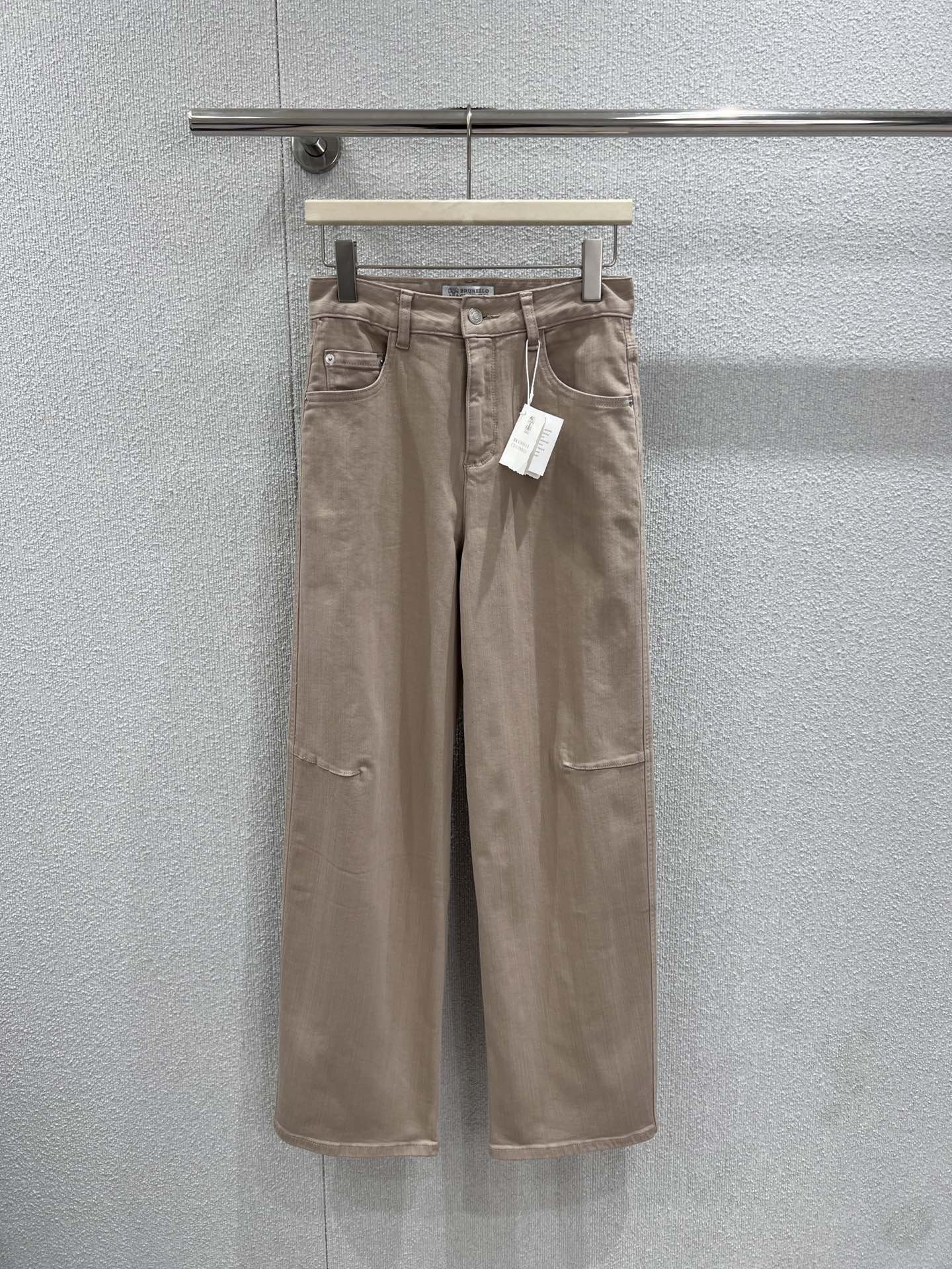 NO:736473,Support exchange Brunello cucinelli* 26Ss early spring new style old money style stretch denim trousers丨Exclusive high-end version!  High-elastic denim fabrics are selected, and after a special washing process, they present a soft light khaki color, which is soft and waxy to the touch yet firm. The high-waisted and wide-leg tailoring modifies the leg shape, and the leather straps and metal rivets at the waist are iconic luxurious and elegant details. There is no need to deliberately show off, but it has a calm and high-end aura. Ready-made S/M/L real shot details, brunello cucinelli,19860909支持换款 Brunello cucinelli* 26Ss早春新款 老钱风弹力牛仔长裤丨独家高版出品！甄选高弹牛仔面料,经过特殊水洗工艺呈现出柔和的浅卡其色调,触感软糯却不失挺括.高腰阔腿的剪裁修饰腿型,腰头的皮革袢带与金属铆钉,是标志性的奢雅细节.无需刻意张扬,便自带从容高级的气场.现货发售S/M/L实拍细节图,,brunello cucinelli,,Women's clothing