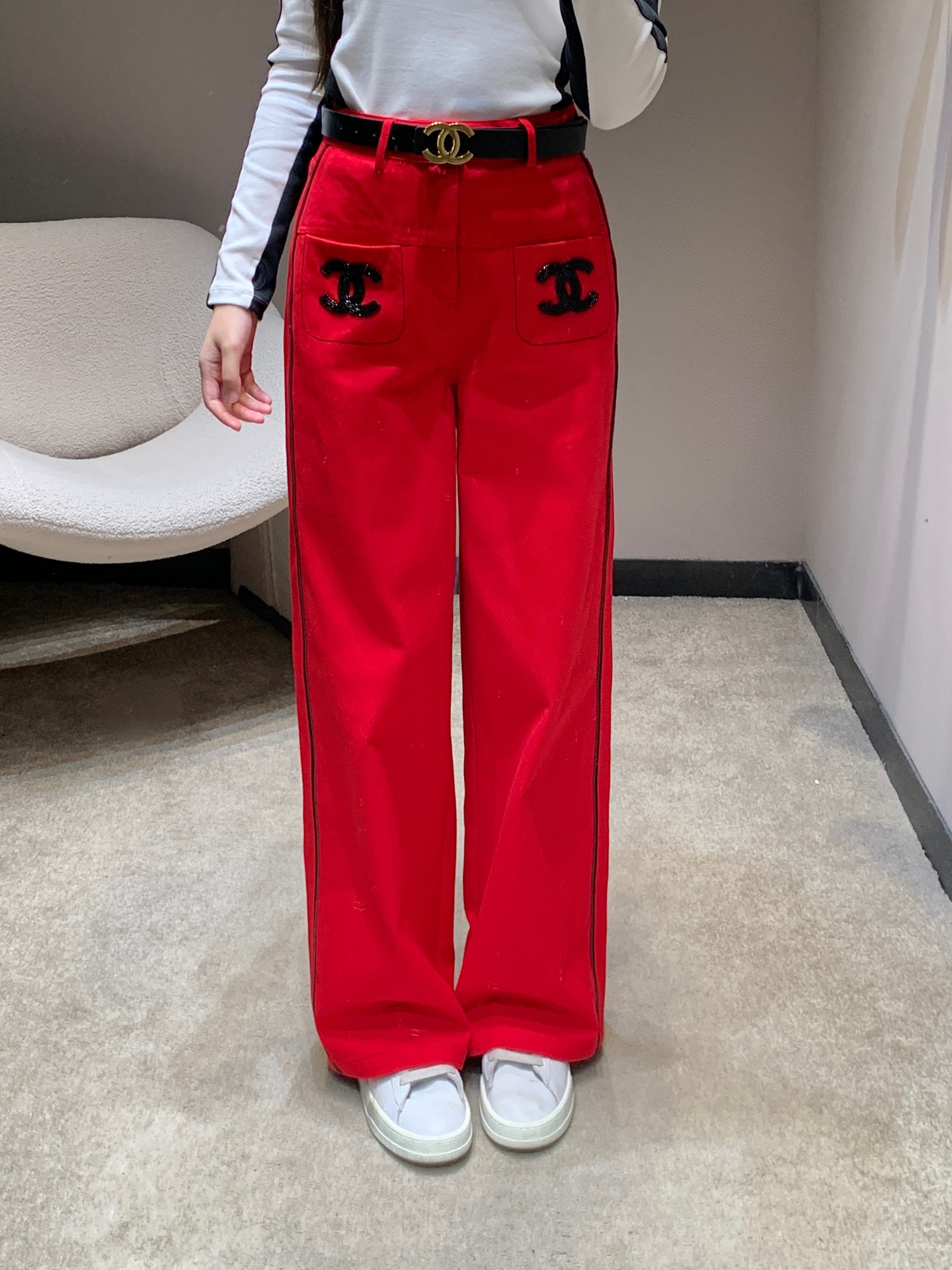 NO:736037,Chan*l 26Ss new early spring red denim trousers丨Exclusive high-end version!  Highly saturated red breaks the classic frame of denim. The double pockets on the front are embellished with hand-beaded Double C logos, which shed a delicate luster under the light. The black piping on the sides outlines neat lines, and is paired with a black gold belt from the same series to accurately tighten the waistline. The stiff denim fabric has both  The sense of drape and silhouette, wide-leg tailoring modifies the shape of the legs. Whether paired with a knitted top from the same series or a simple white T, it can easily handle New Year parties and daily commuting. It is a high-shine presence in the wardrobe. Available in stock S/M/L,,chanel,19860909Chan*l 26Ss早春新款 红色牛仔长裤丨独家高版出品！以高饱和正红打破牛仔的经典框架.前幅双口袋缀以手工订珠双C徽标,在光线下流转细腻光泽；侧边黑色滚边勾勒利落线条,搭配同系列黑金腰带,精准收束腰线.挺括牛仔面料兼具垂坠感与廓形感,阔腿剪裁修饰腿型,无论是搭配同系列针织上衣还是简约白T,都能轻松驾驭新年派对与日常通勤,是衣橱里自带高光的存在.现货发售S/M/L,,chanel,,Women's clothing