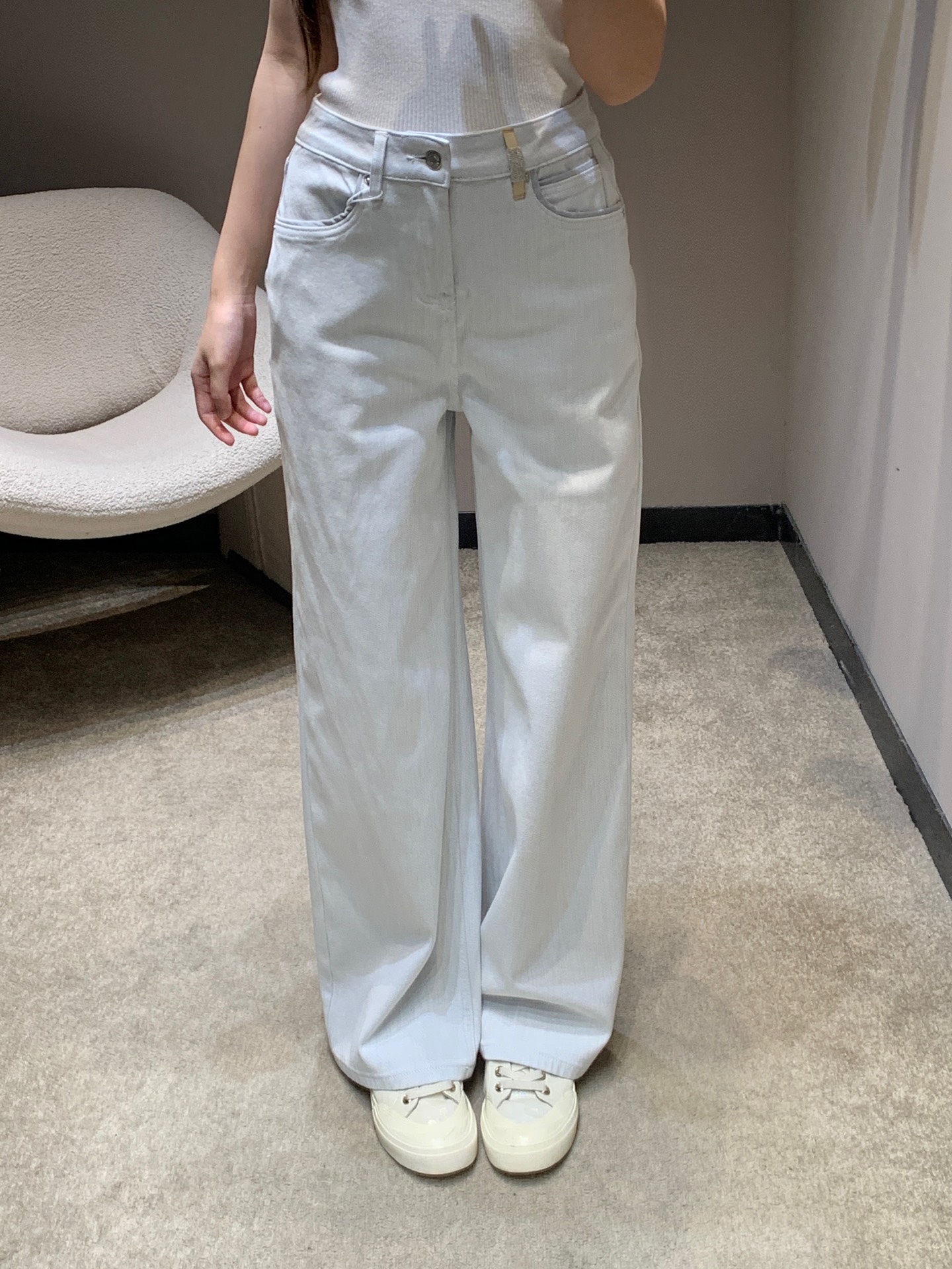 NO:736491,Brunello cucinelli* 26Ss early spring new style simple light blue denim trousers丨Exclusive high-end version!  High-count cotton blended denim fabric is selected, and after a special washing process, it presents a soft light blue tone. It feels as soft as a cloud, but maintains a neat drape. The high-waisted and wide-leg tailoring modifies the leg shape, and the iconic metal patches and leather straps at the waist are a footnote of low-key luxury. No unnecessary decoration is needed, and it has a high-end texture. Available now in S/M/L, brunello cucinelli,19860909Brunello cucinelli* 26Ss早春新款 简约风浅蓝牛仔长裤丨独家高版出品！甄选高支棉混纺牛仔面料,经过特殊水洗工艺呈现出柔和的浅蓝调,触感柔软如云朵,却又能保持利落的垂坠感.高腰阔腿的剪裁修饰腿型,腰头处标志性的金属饰片与皮革袢带,是低调奢华的注脚.无需多余装饰,便自带高级质感.现货发售S/M/L,,brunello cucinelli,,Women's clothing