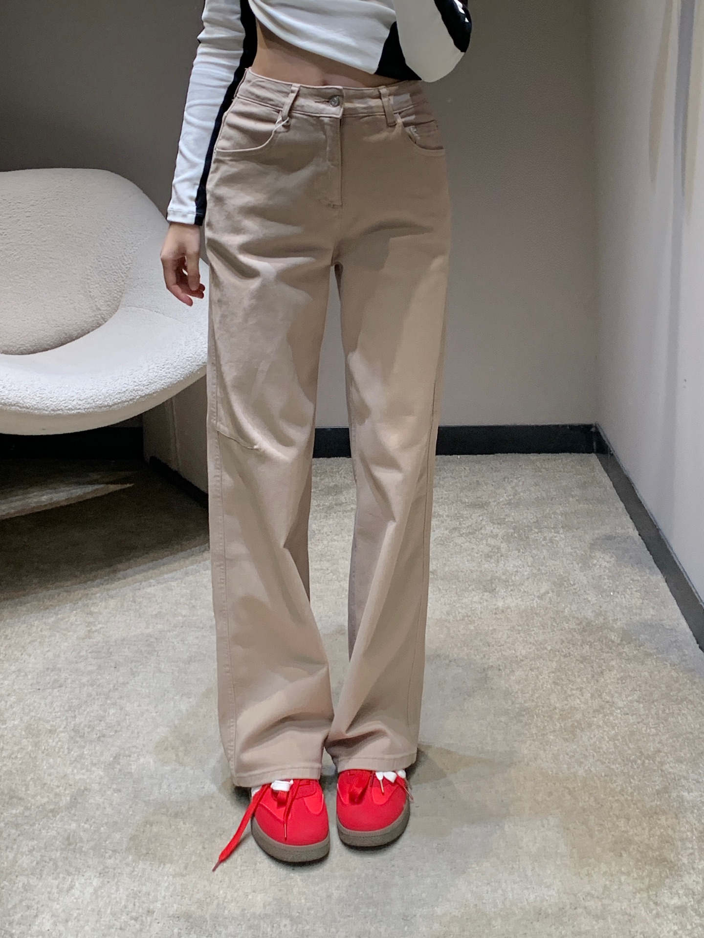 NO:736479,Brunello cucinelli* 26Ss early spring new style old money style stretch denim trousers丨Exclusive high-end version!  High-elastic denim fabrics are selected, and after a special washing process, they present a soft light khaki color, which is soft and waxy to the touch yet firm. The high-waisted and wide-leg tailoring modifies the leg shape, and the leather straps and metal rivets at the waist are iconic luxurious details. There is no need to deliberately show off, but it has a calm and high-end aura. Ready for sale S/M/L,, brunello cucinelli,19860909Brunello cucinelli* 26Ss早春新款 老钱风弹力牛仔长裤丨独家高版出品！甄选高弹牛仔面料,经过特殊水洗工艺呈现出柔和的浅卡其色调,触感软糯却不失挺括.高腰阔腿的剪裁修饰腿型,腰头的皮革袢带与金属铆钉,是标志性的奢雅细节.无需刻意张扬,便自带从容高级的气场.现货发售S/M/L,,brunello cucinelli,,Women's clothing