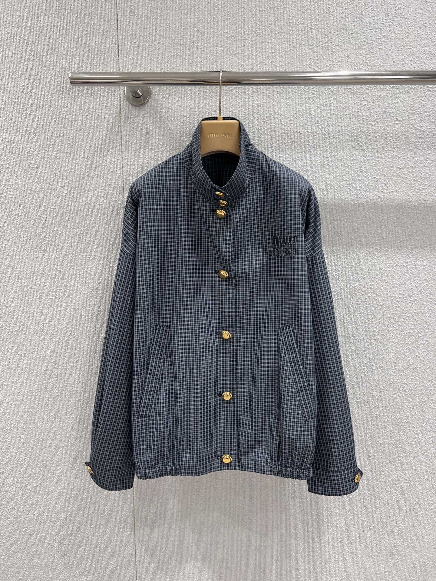 NO:736518,Support exchange Miu Mi* 26Ss early spring new style plaid technical fabric jacket + mini skirt suit丨Exclusively developed by yb!  Top quality production!  High-tech plaid fabrics are selected, with a delicate texture, crisp and stylish texture, exquisite appliqué workmanship, and lustrous metal snaps, and every detail demonstrates ingenuity. The skirt continues the same plaid pattern, and the short design highlights the leg lines, perfectly echoing the jacket. This suit is not only a single item  , is an expression of early spring fashion. Whether you are attending brand events or going out daily, you can easily show your unique charm of elegance and personality and become a walking fashion model. Ready-made S/M/L real shot details, miumiu, skirts, jackets  & coats,jackets & coats,19860909支持换款 Miu Mi* 26Ss早春新款 格纹科技面料夹克外套+迷你半裙套装丨独家yb开发！顶级高版出品！甄选高科技面料格纹面料,肌理细腻且挺括有型,贴布绣工艺精致考究,金属按扣光泽感十足,每一处细节都彰显匠心.半裙延续同款格纹,短款设计凸显腿部线条,与外套形成完美呼应.这套套装不仅是一件单品,更是早春时尚的表达,无论是出席品牌活动还是日常出街,都能让你轻松展现优雅与个性并存的独特魅力,成为行走的时尚范本.现货发售S/M/L实拍细节图,,miumiu,skirts,jackets & coats,jackets & coats,,Women's clothing