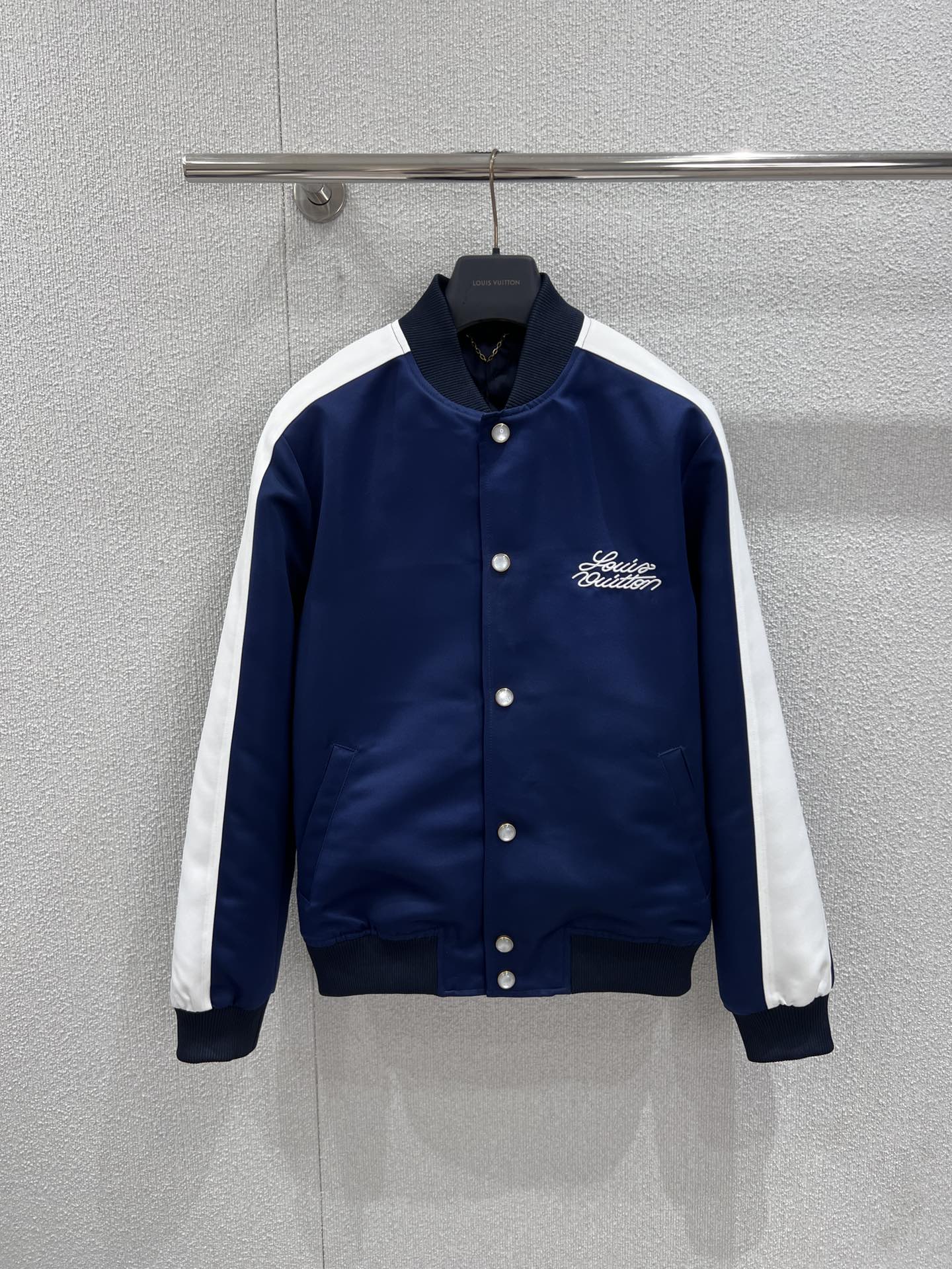 NO:736494,Support exchange Louis Vuitt*n 26Ss early spring new style galloping horse embroidered dark blue jacket丨exclusively developed by yb!  Top quality production!  The classic color combination of navy blue background and milky white sleeves comes with a retro sports filter. Whether worn with jeans or a pleated skirt, it is super eye-catching. The horse embroidery on the back is amazing. The blue thread embroidered landscapes and galloping horses are full of details, so you can take a photo casually.  It has a blockbuster feel. It has a neat street feel when worn alone, and the metal snaps and ribbing details are also in place. It is a treasure item for both men and women. It is a sure win when going out in early spring. Actual detailed pictures of S/M/L on sale now, Louis  vuitton,skirts,jeans,jackets & coats,jackets & coats,19860909支持换款 Louis Vuitt*n 26Ss早春新款 骏马奔腾刺绣深蓝色夹克外套丨独家yb开发！顶级高版出品！藏青底色+奶白袖条的经典配色,自带复古运动滤镜,不管是配牛仔裤还是百褶裙都超吸睛.背部的骏马刺绣太绝了,蓝线绣出的山水和奔马,细节拉满,随便一拍就是大片感.单穿是利落的街头感,金属按扣和罗纹细节也很到位,完全是男女通吃的宝藏单品,早春出街靠它稳赢.现货发售S/M/L实拍细节图,,louis vuitton,skirts,jeans,jackets & coats,jackets & coats,,Women's clothing