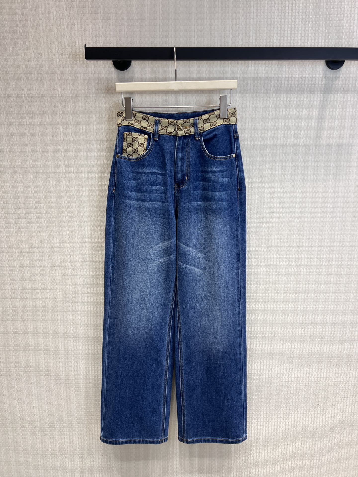 NO:797905,Support exchange item number 172530 Guc* 26Ss early spring new style presbyopic contrast waist jeans丨Exclusive high-end version!  The deep indigo denim is washed and has a natural aged texture. The iconic GG presbyopic webbing is stitched with contrasting colors on the waist and pockets, perfectly integrating retro genes with modern silhouettes. The red pony embroidery and double G pattern on the back pocket hide a playful idea. The high-waisted wide-leg tailoring neatly modifies the leg shape. Pair it with white T to unlock the retro pictorial feel. Real-shot details of S/M/L ready for sale, gucci, jeans,19860909支持换款货号172530 Guc* 26Ss早春新款 老花撞色腰牛仔裤丨独家高版出品！深邃靛蓝牛仔布经水洗工艺呈现自然做旧质感,标志性GG老花织带撞色拼接腰头与口袋,将复古基因与现代廓形完美融合.后袋的红色小马刺绣与双G图案,暗藏俏皮巧思,高腰阔腿剪裁利落修饰腿型,搭配白T即可解锁复古画报感.现货发售S/M/L实拍细节图,,gucci,jeans,,Women's clothing