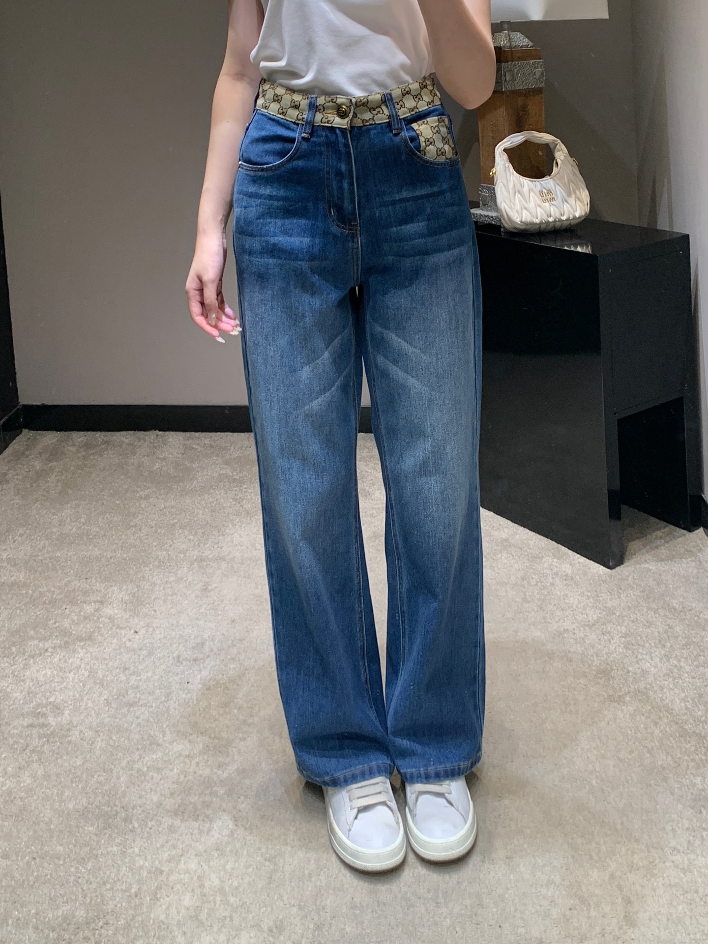 NO:797907,Item No. 172530 Guc* 26Ss Early Spring New Style Presbyopic Contrast Color Waist Jeans | Exclusive high-end version!  The deep indigo denim is washed to give a natural aged texture, and the iconic GG presbyopic webbing is stitched with contrasting colors on the waist and pockets, perfectly integrating retro genes with modern silhouettes. The red pony embroidery and double G pattern on the back pocket hide a playful idea, and the high-waisted wide-leg tailoring neatly modifies the leg shape. Pair it with a white T to unlock the retro pictorial feel. Ready for sale S/M/L,, gucci, jeans,19860909货号172530 Guc* 26Ss早春新款 老花撞色腰牛仔裤丨独家高版出品！深邃靛蓝牛仔布经水洗工艺呈现自然做旧质感,标志性GG老花织带撞色拼接腰头与口袋,将复古基因与现代廓形完美融合.后袋的红色小马刺绣与双G图案,暗藏俏皮巧思,高腰阔腿剪裁利落修饰腿型,搭配白T即可解锁复古画报感.现货发售S/M/L,,gucci,jeans,,Women's clothing