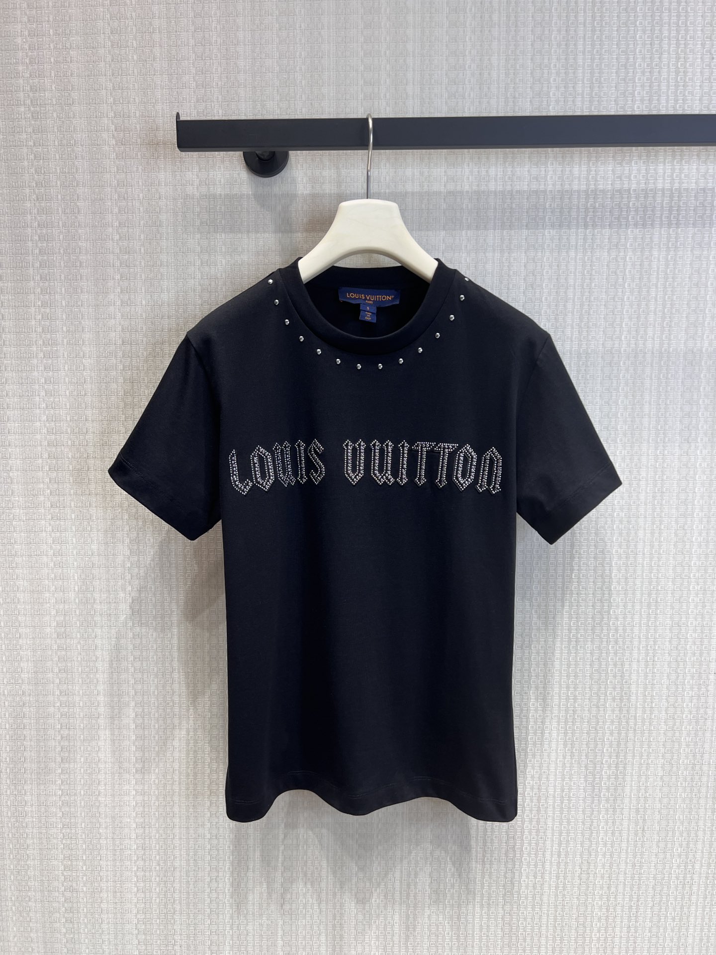 NO:795351,Support exchange item number 236126 Loui* 26SS early spring new style letter rivet round neck short-sleeved T-shirt丨Exclusively developed by yb!  Top quality production!  Customized heavyweight cotton material, soft but not collapsed, rivets + hot diamonds, upgraded collar with silver rivet embellishment, dispelling the monotony of the round neck; the upper body has just the right drape, and will not cling to the skin and show wrinkles like ordinary T-shirts; the slightly loose version hides the flesh and is neat, and can be worn with high-waisted pants to expose the waist/t-shirt corners. Ready-made S/M/L real shot details, louis vuitton, T-shirt, tees, t-shirt,19860909支持换款货号236126 Loui* 26SS早春新款 字母铆钉圆领短袖T恤丨独家yb开发！顶级高版出品！定制重磅棉料,软而不塌,铆钉+烫钻,升级领口一圈银色铆钉点缀,消解了圆领的单调；上身是恰到好处的垂坠感,不会像普通T恤那样贴肤显皱；微宽松的版型藏肉又利落,搭高腰裤露腰/塞衣角都能穿出好比例.现货发售S/M/L实拍细节图,,louis vuitton,T-shirt,tees，t-shirt,,Women's clothing
